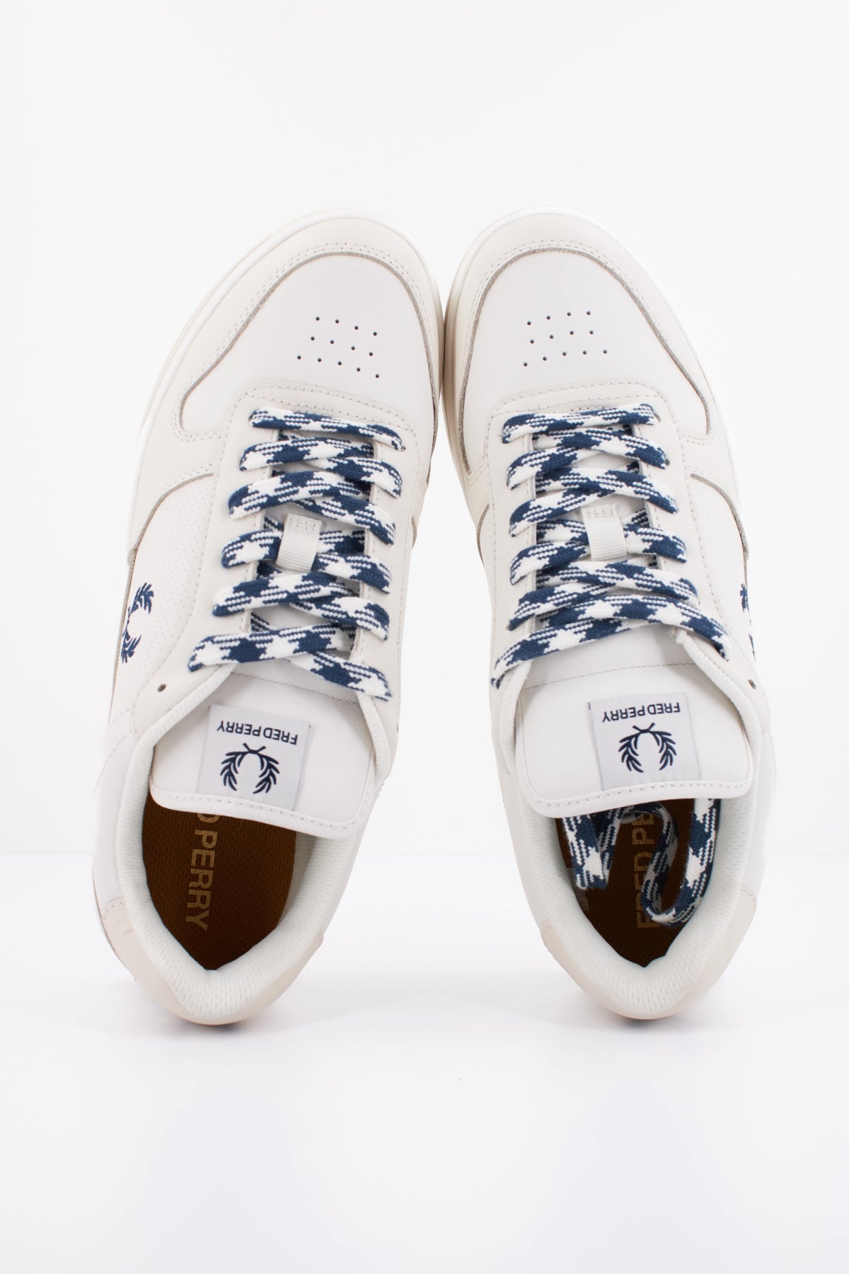 FRED PERRY  PERF LEATHER  en color BLANCO  (3)