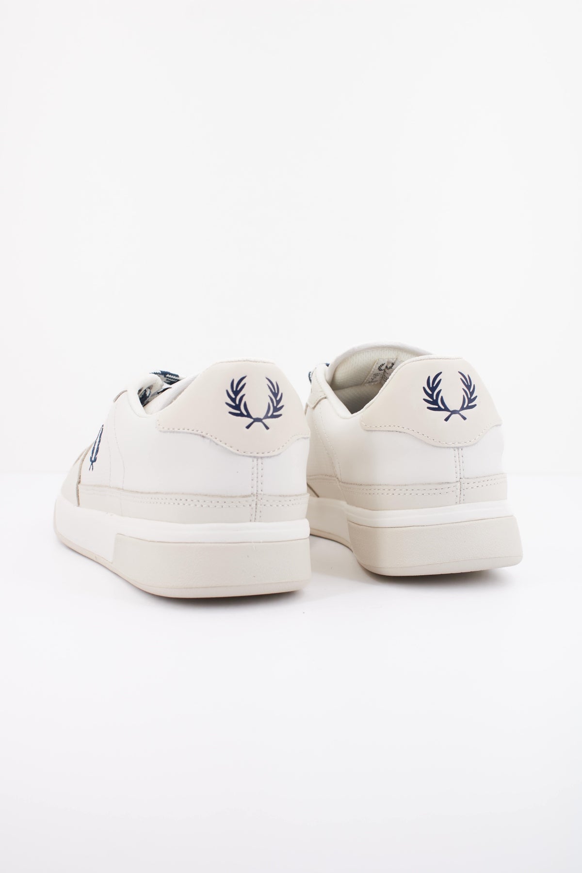 FRED PERRY  PERF LEATHER  en color BLANCO  (4)