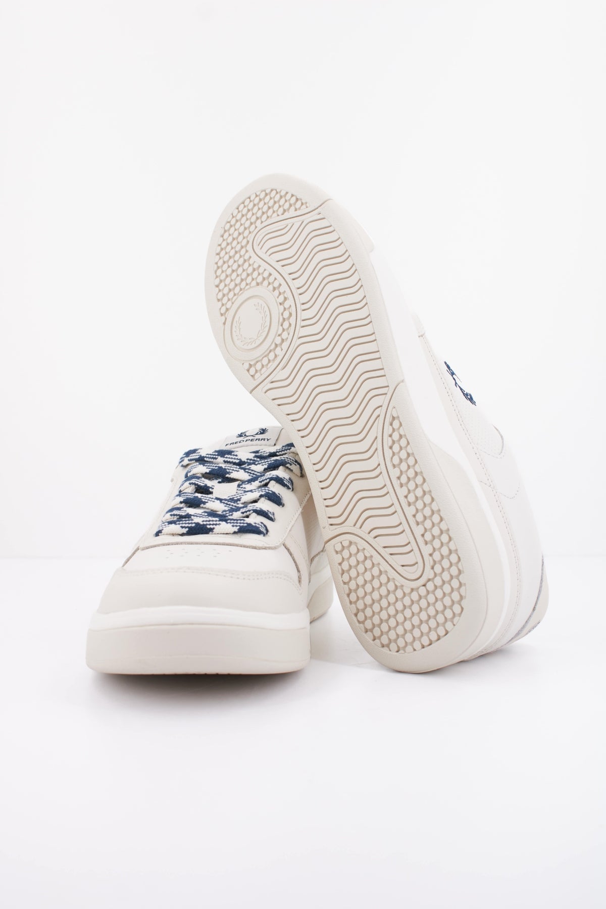 FRED PERRY  PERF LEATHER  en color BLANCO  (5)