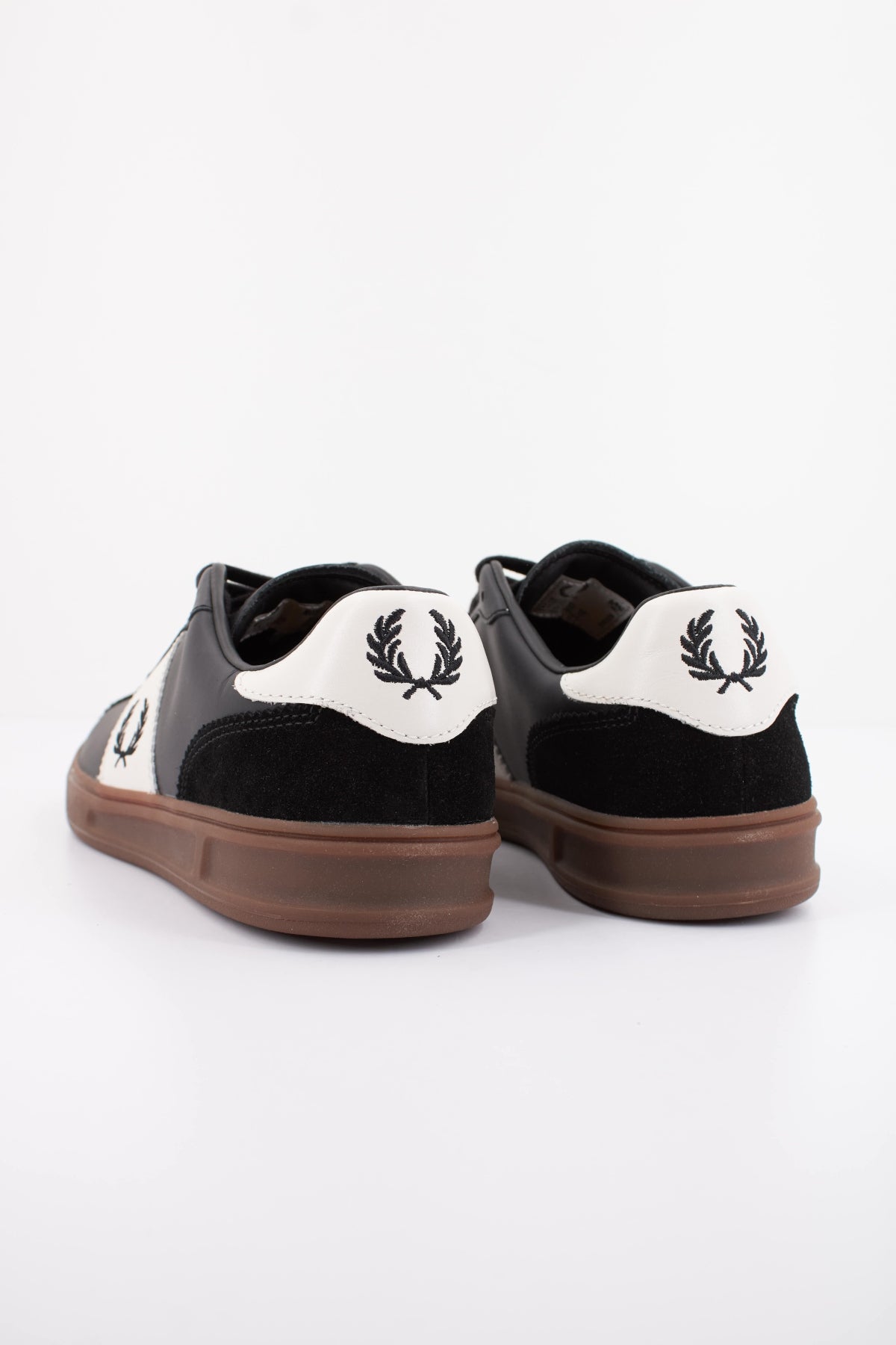 FRED PERRY B LEATHER SUEDE en color NEGRO  (4)