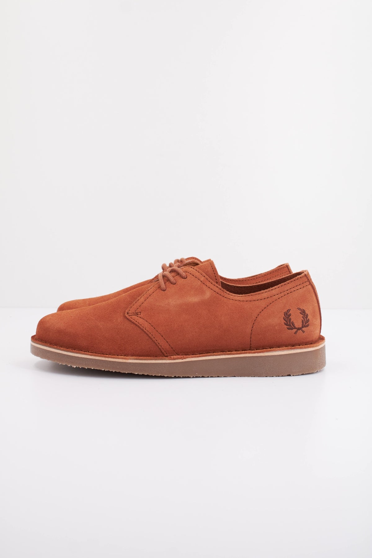 FRED PERRY LINDEN SUEDE en color MARRON  (1)