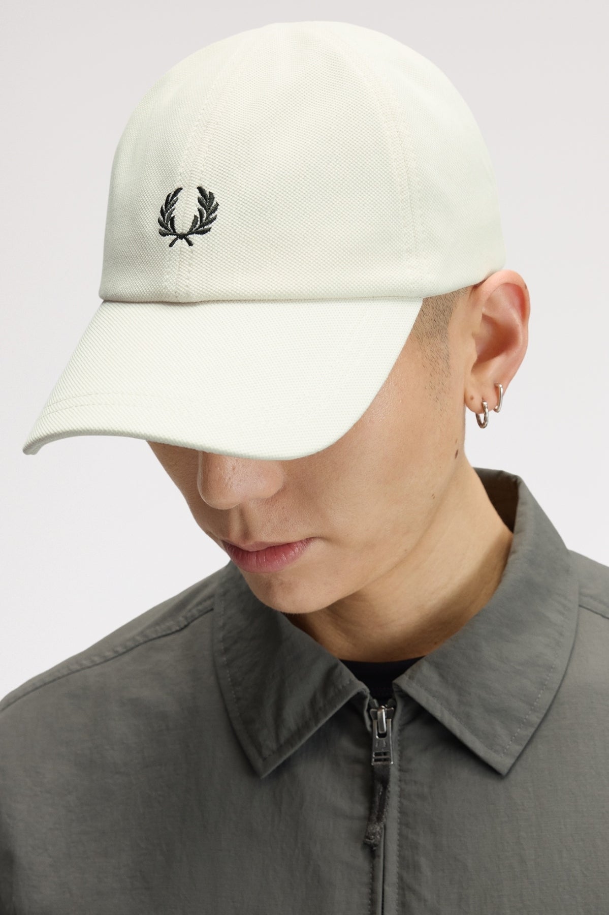 FRED PERRY HWFP PIQUE CLASSIC CAP en color BLANCO  (1)