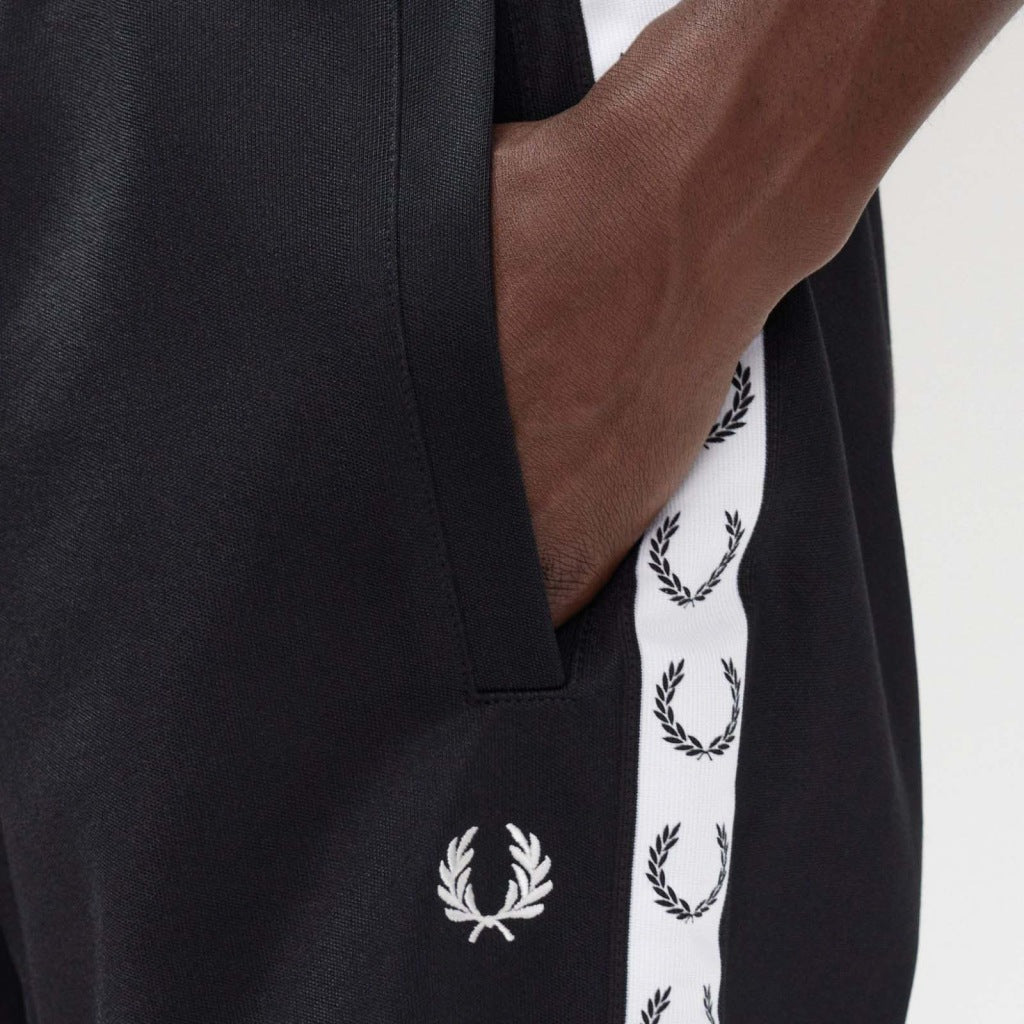 FRED PERRY TAPED TRICOT SHORT en color NEGRO  (4)
