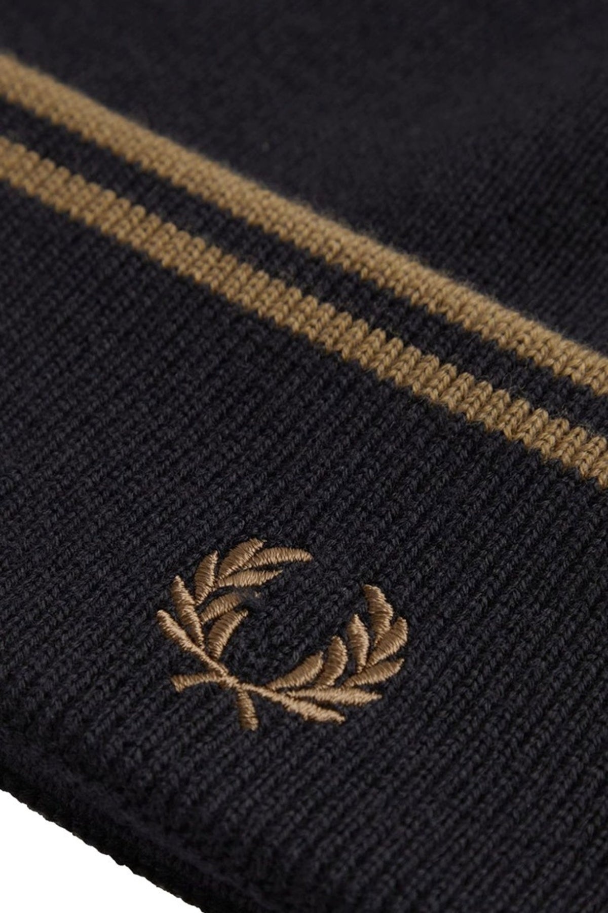 FRED PERRY TWIN TIPPED MERINO WOOL BEANIE en color NEGRO  (3)