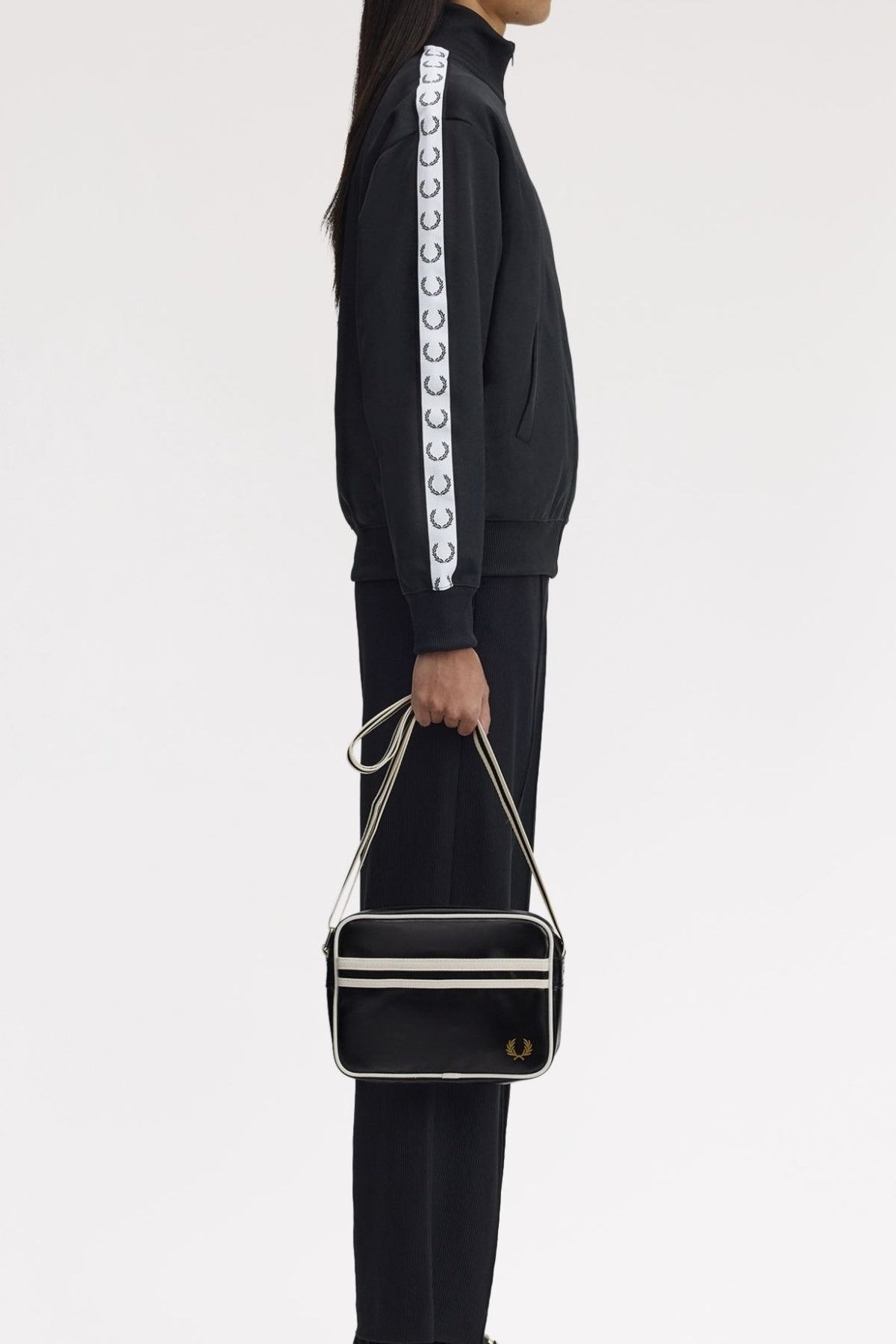 FRED PERRY CLASSIC MINI SHOUDLER BAG en color NEGRO  (1)