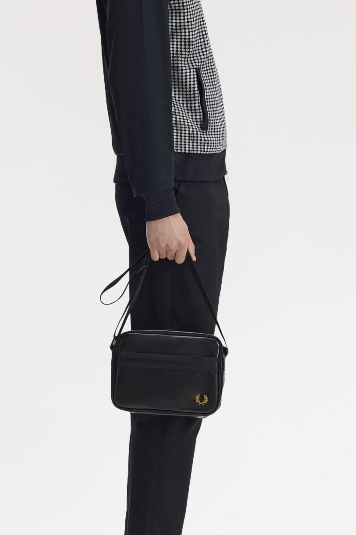 FRED PERRY TONAL CLASSIC MINI SHOULDERBAG en color NEGRO  (1)
