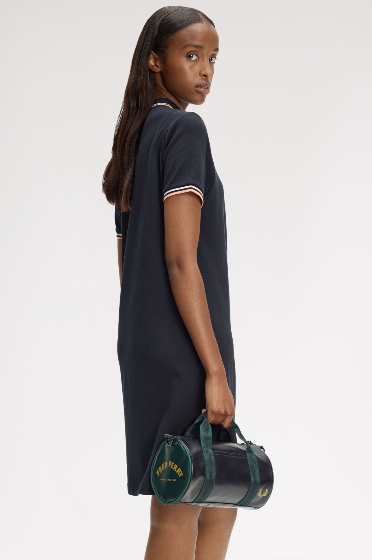 FRED PERRY CLASSIC MINI BARREL BAG en color VERDE  (1)