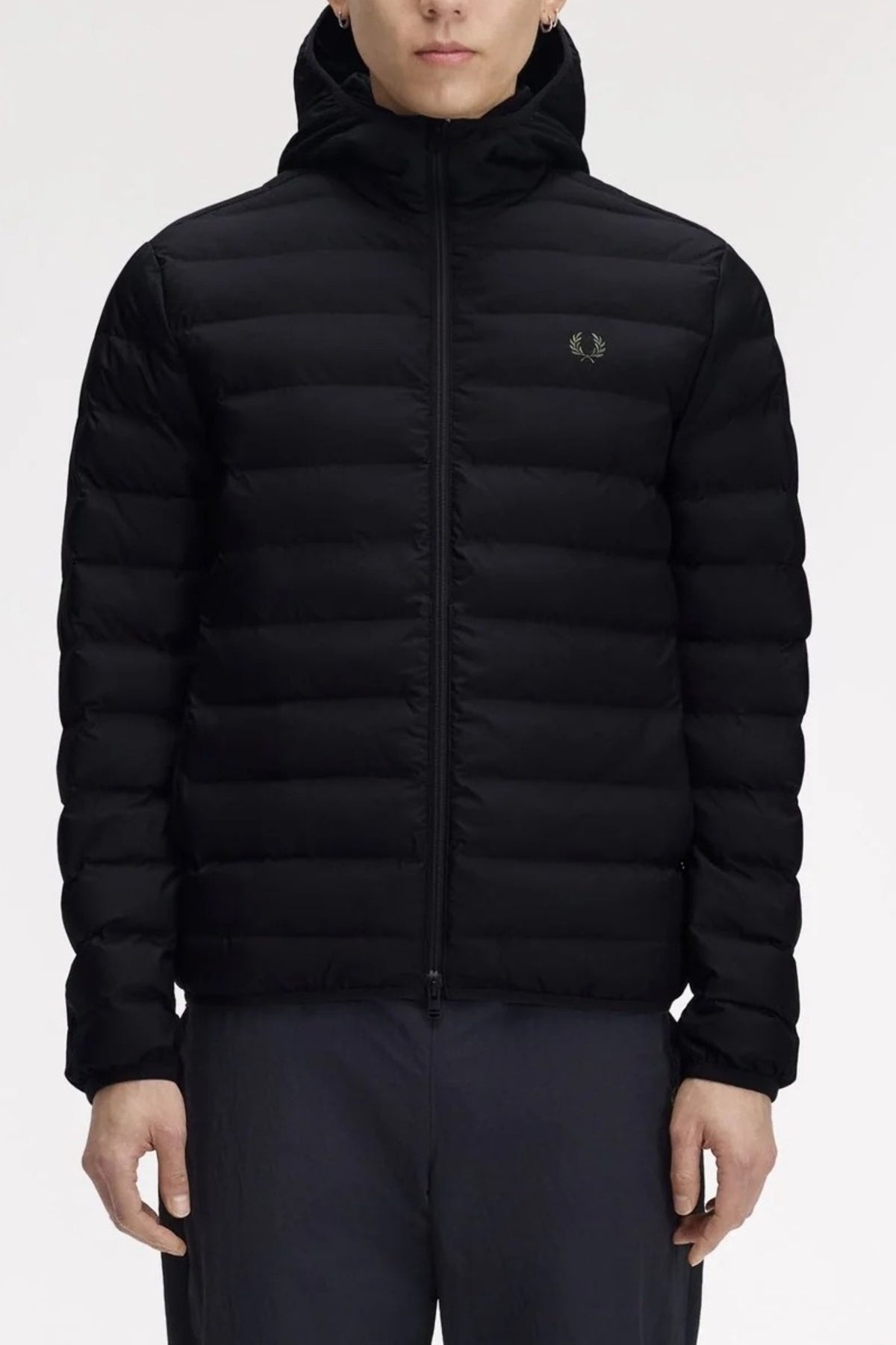FRED PERRY HOODED INSULATED JACKET en color NEGRO  (1)