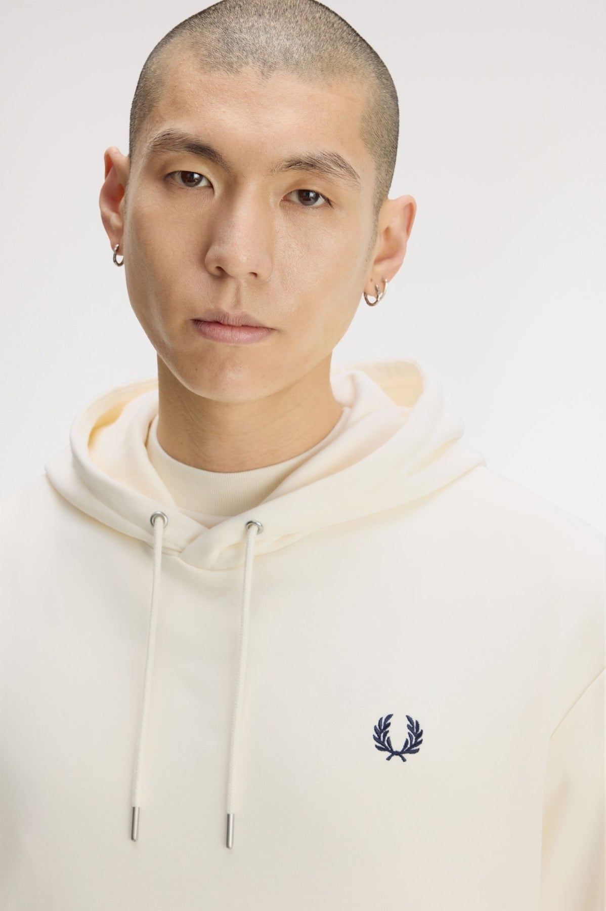 FRED PERRY TIPPED HOODED SWEATSHIRT en color BLANCO  (3)