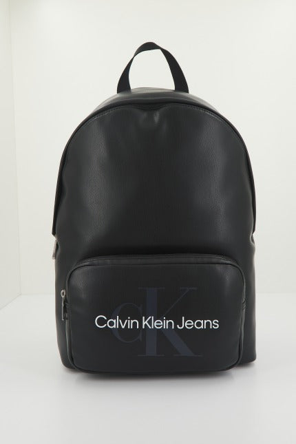 CALVIN KLEIN MONOGRAM SOFT CAMPUS BP en color NEGRO  (2)