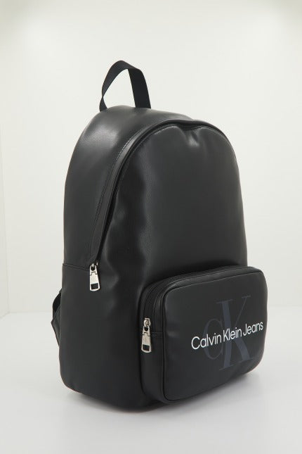 CALVIN KLEIN MONOGRAM SOFT CAMPUS BP en color NEGRO  (1)