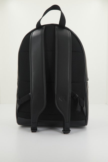 CALVIN KLEIN MONOGRAM SOFT CAMPUS BP en color NEGRO  (3)