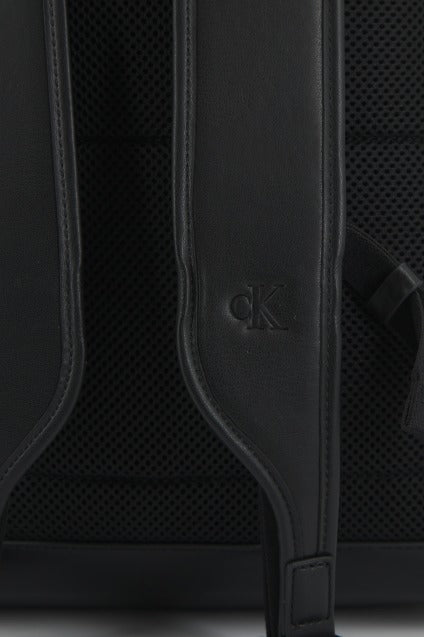 CALVIN KLEIN MONOGRAM SOFT CAMPUS BP en color NEGRO  (4)