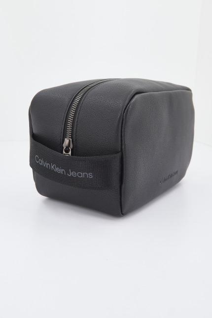 CALVIN KLEIN EXPLORER WASHBAG en color NEGRO  (2)