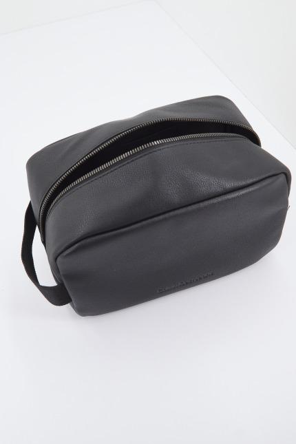 CALVIN KLEIN EXPLORER WASHBAG en color NEGRO  (4)