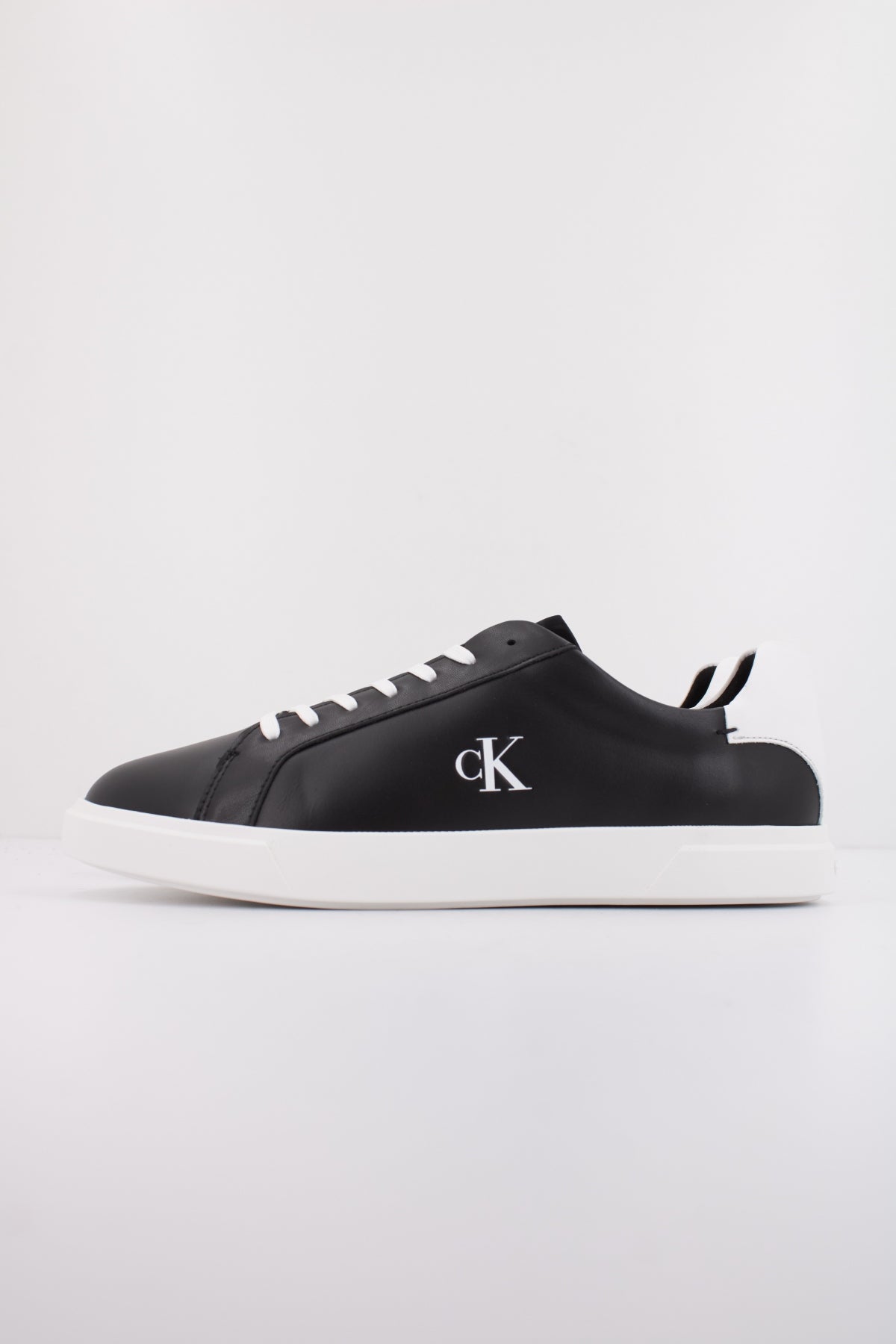CALVIN KLEIN LOW PRO CUPS LTH MG en color NEGRO  (1)