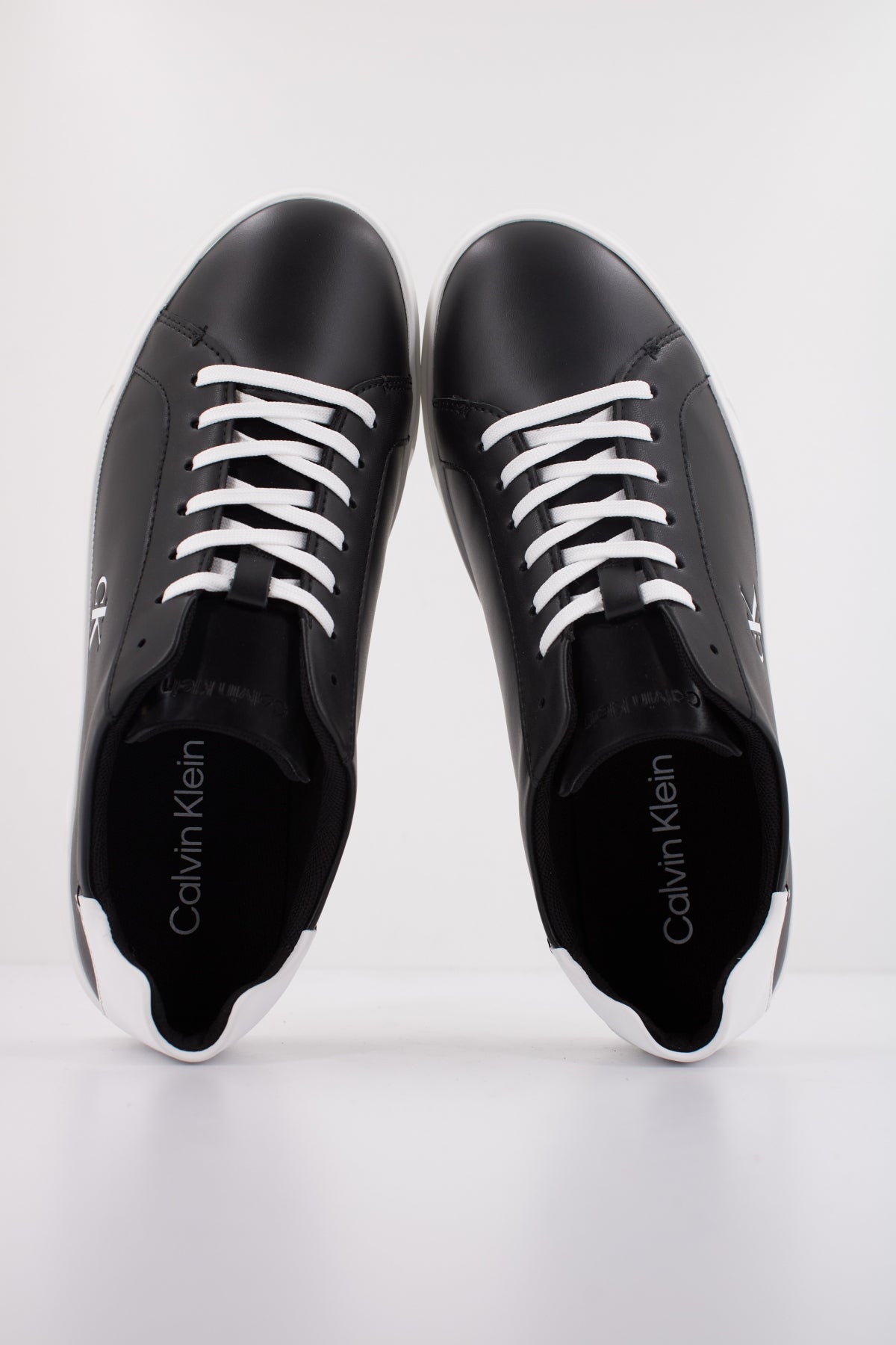 CALVIN KLEIN LOW PRO CUPS LTH MG en color NEGRO  (3)