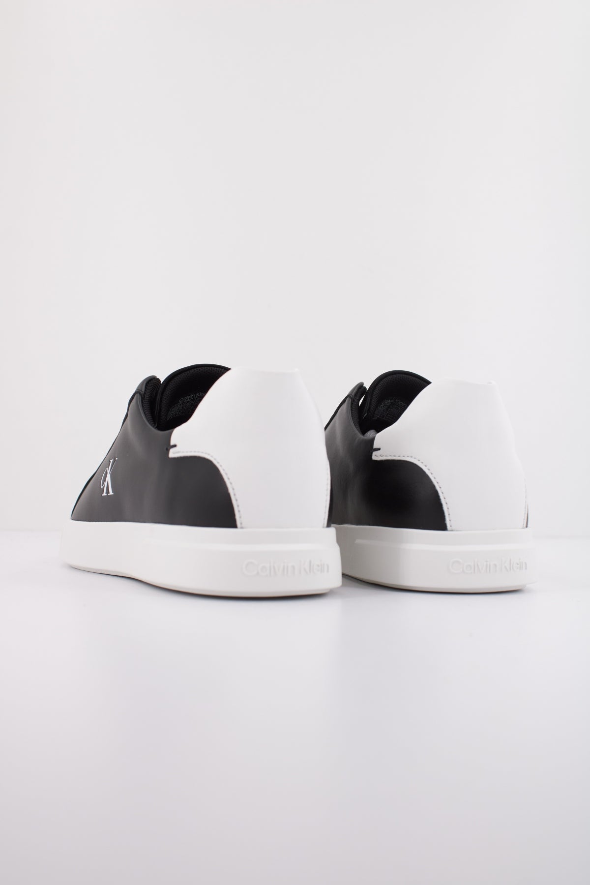 CALVIN KLEIN LOW PRO CUPS LTH MG en color NEGRO  (4)