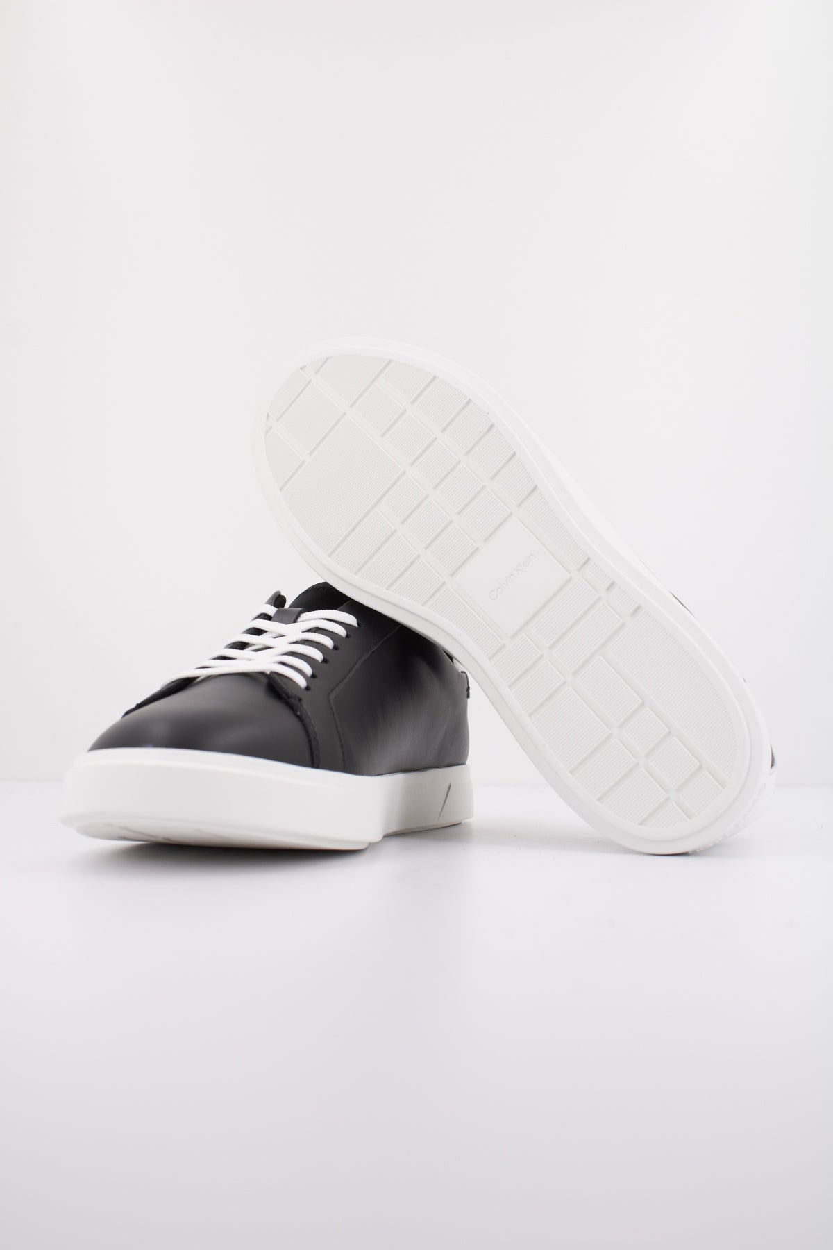 CALVIN KLEIN LOW PRO CUPS LTH MG en color NEGRO  (5)