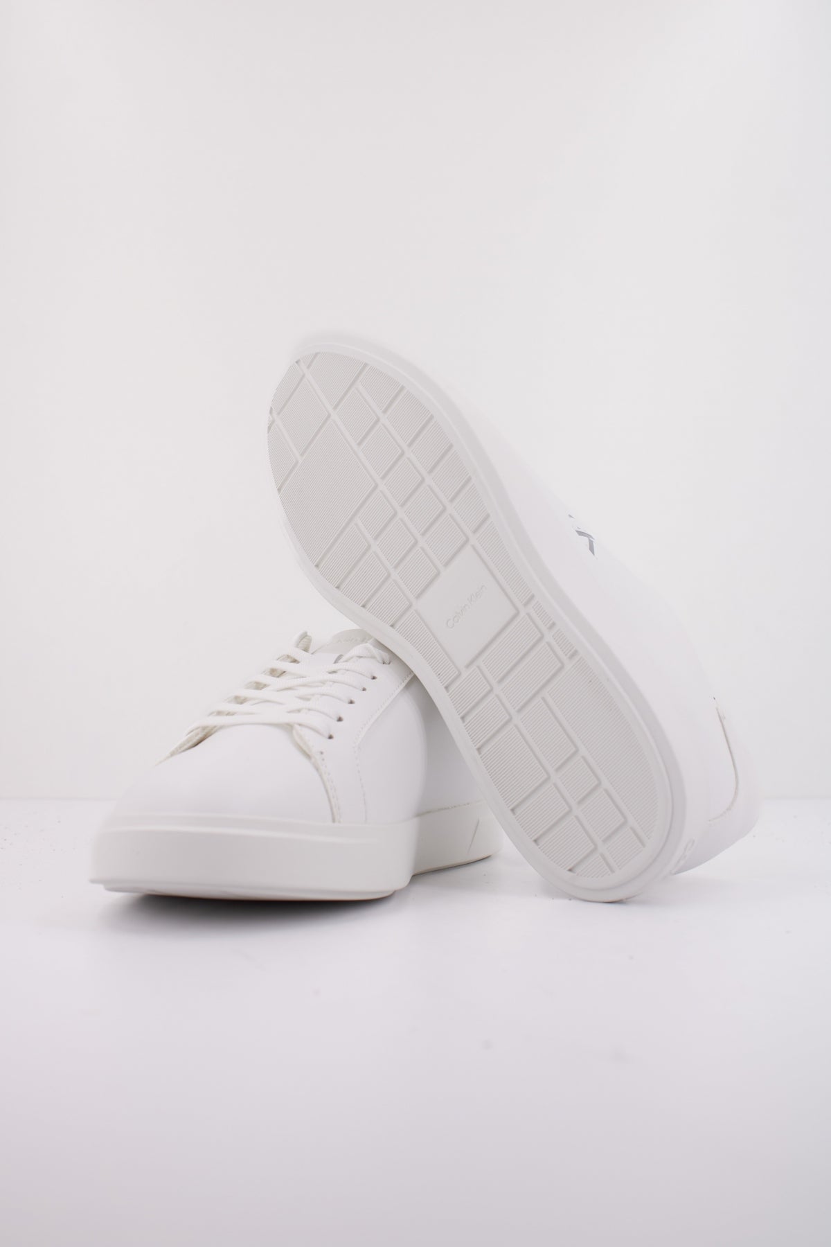 CALVIN KLEIN LOW PRO CUPS LTH MG en color BLANCO  (5)