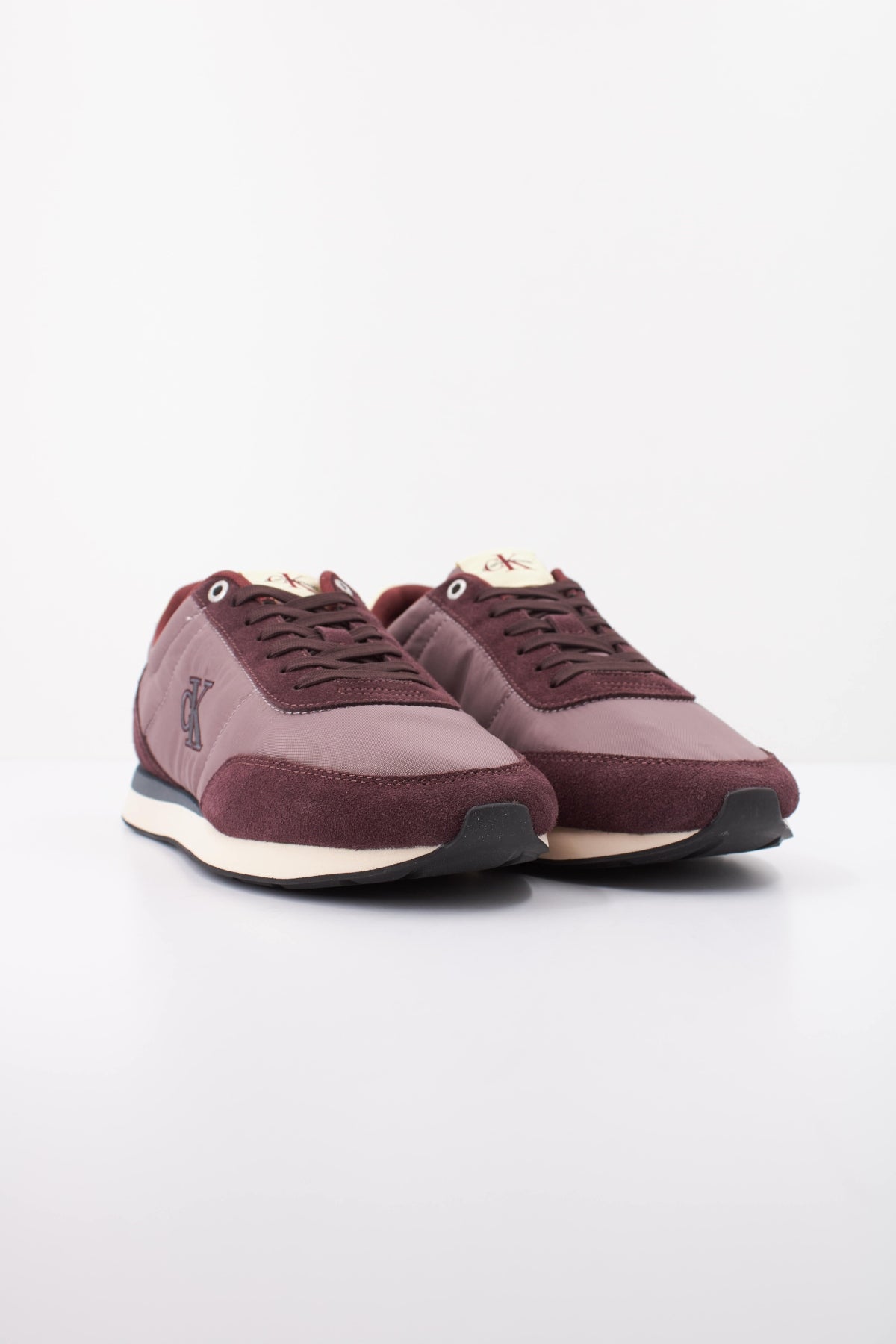 CALVIN KLEIN RETRO RUNNER ESS en color BURDEOS  (2)