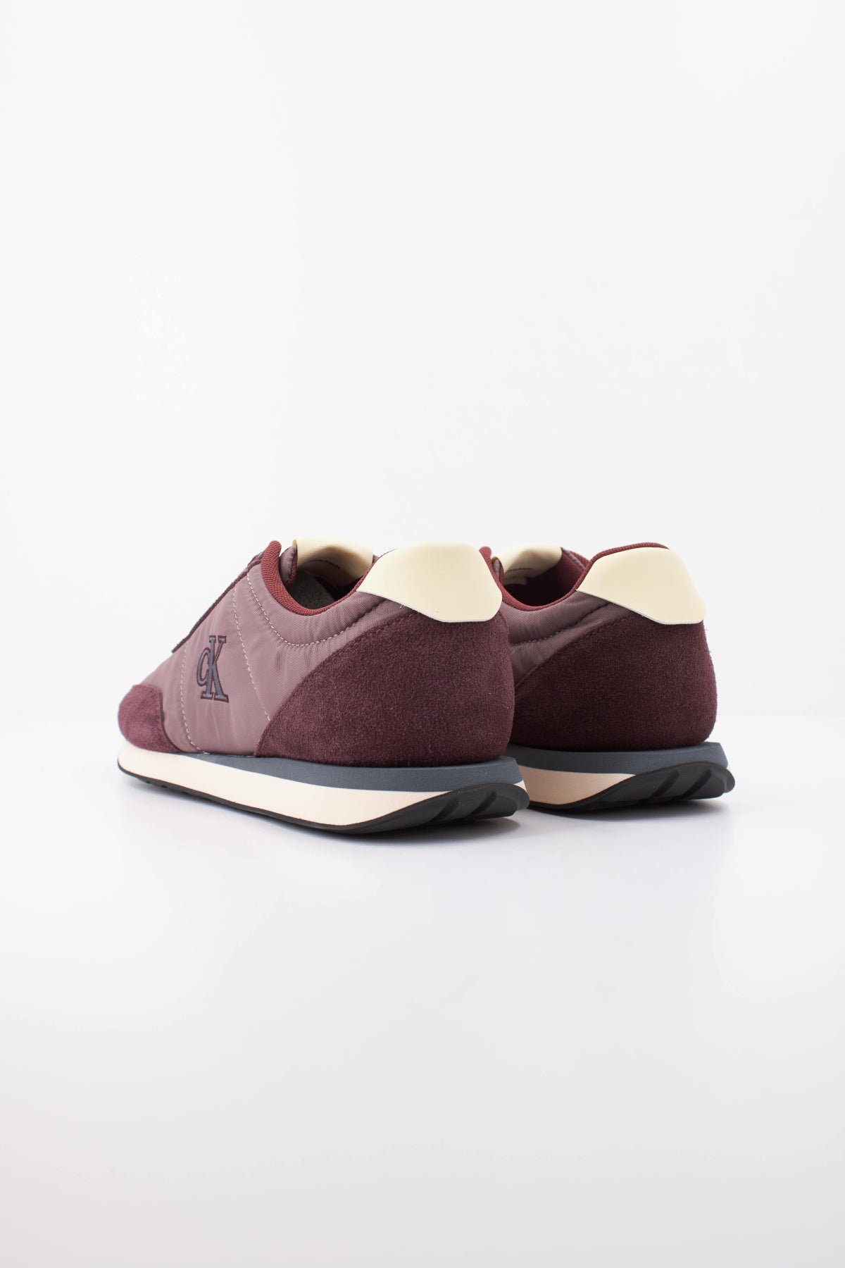 CALVIN KLEIN RETRO RUNNER ESS en color BURDEOS  (4)