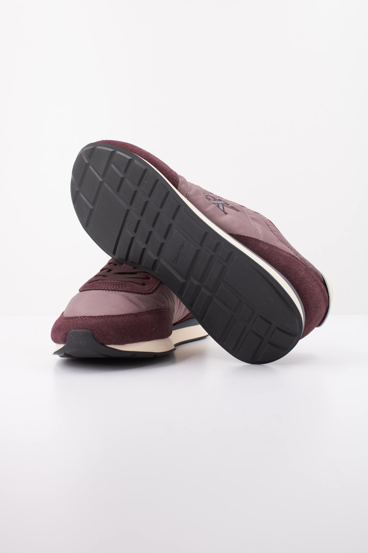 CALVIN KLEIN RETRO RUNNER ESS en color BURDEOS  (5)