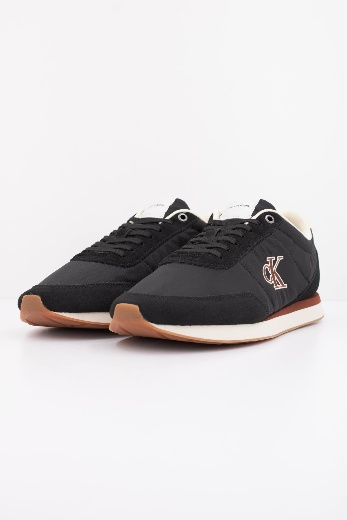 CALVIN KLEIN RETRO RUNNER ESS MIX MAT en color NEGRO  (2)