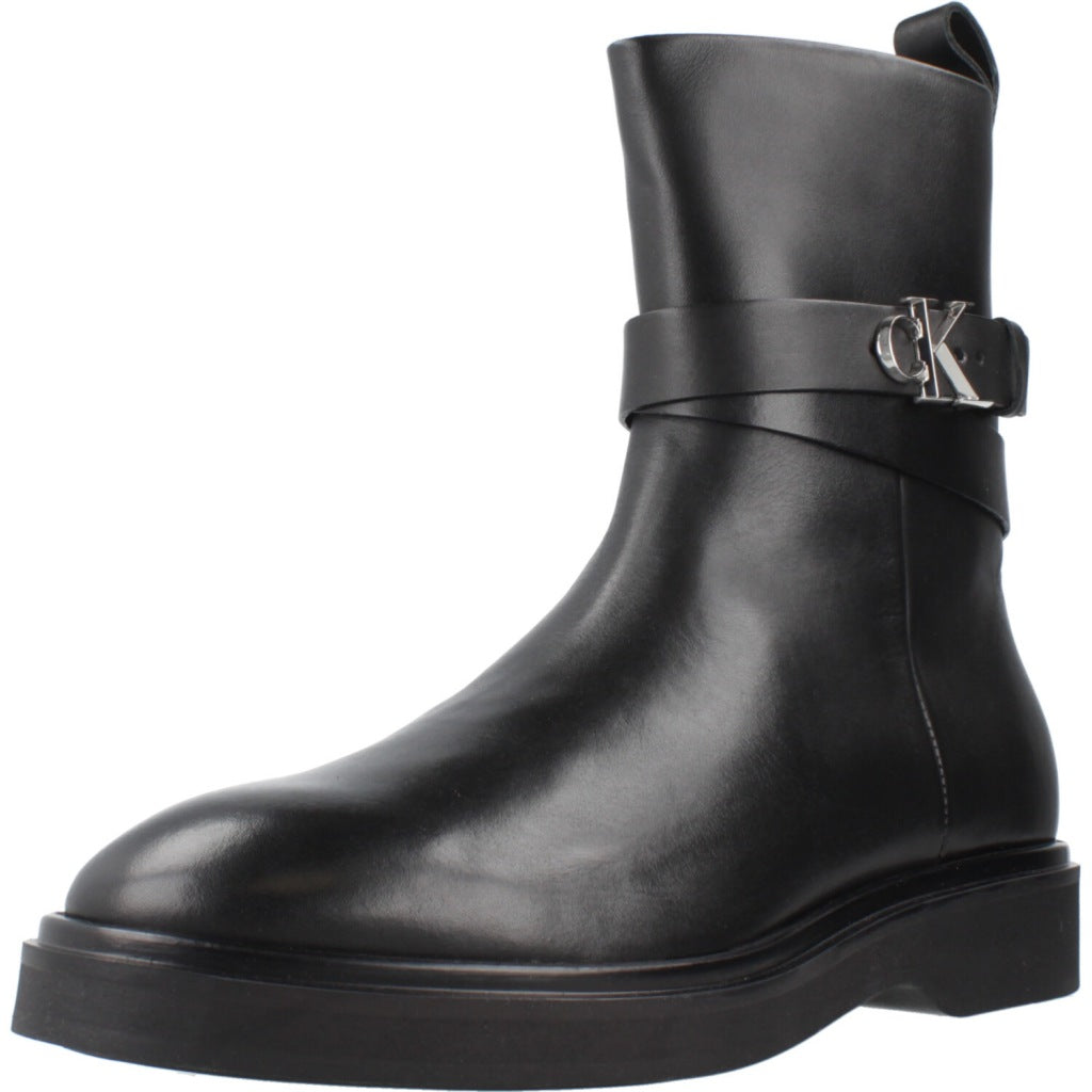 CALVIN KLEIN ANKLE BOOT W/ METAL LOGO en color NEGRO  (1)
