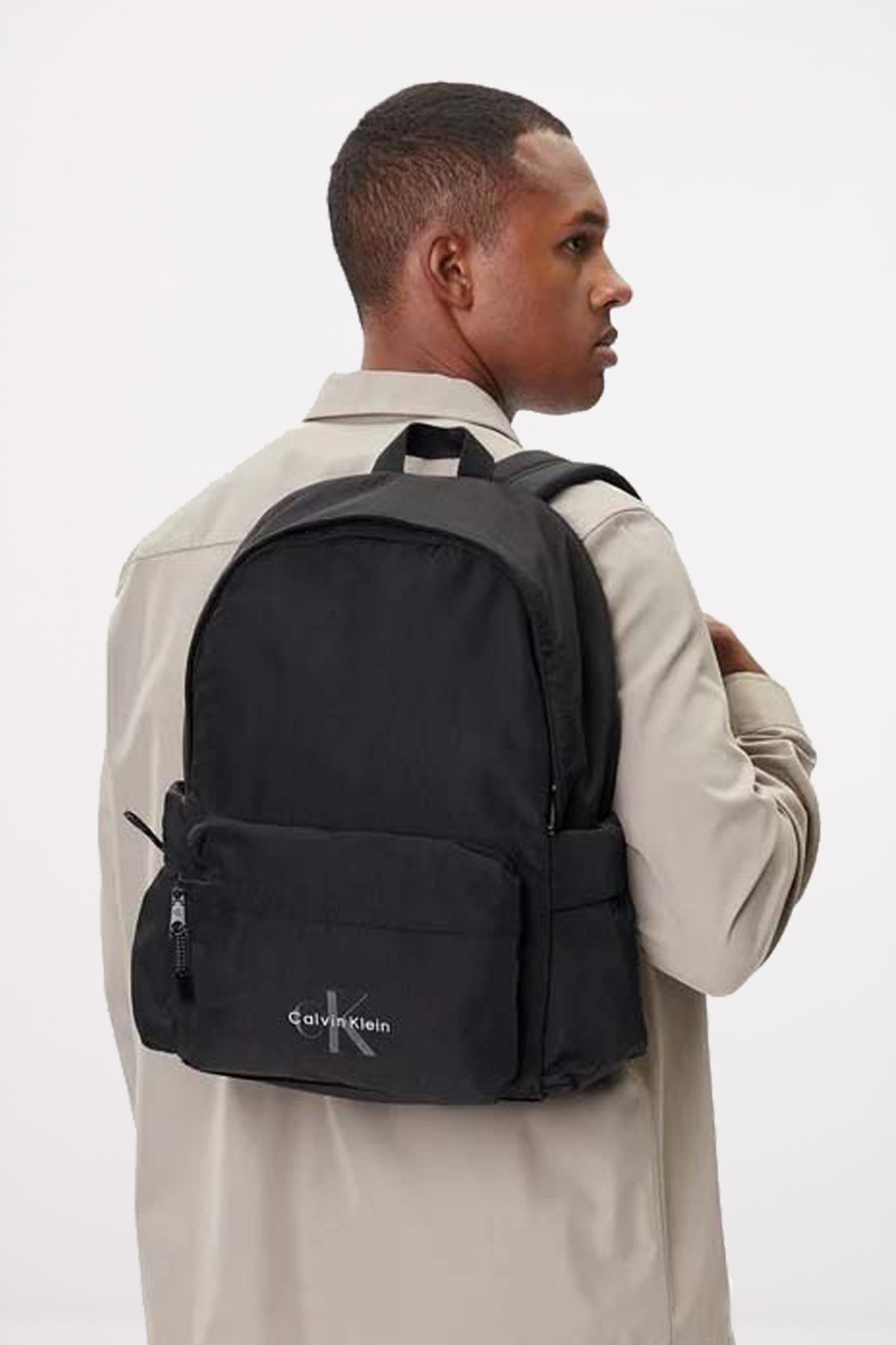 CALVIN KLEIN BOLD ROUND BACKPACK en color NEGRO  (4)