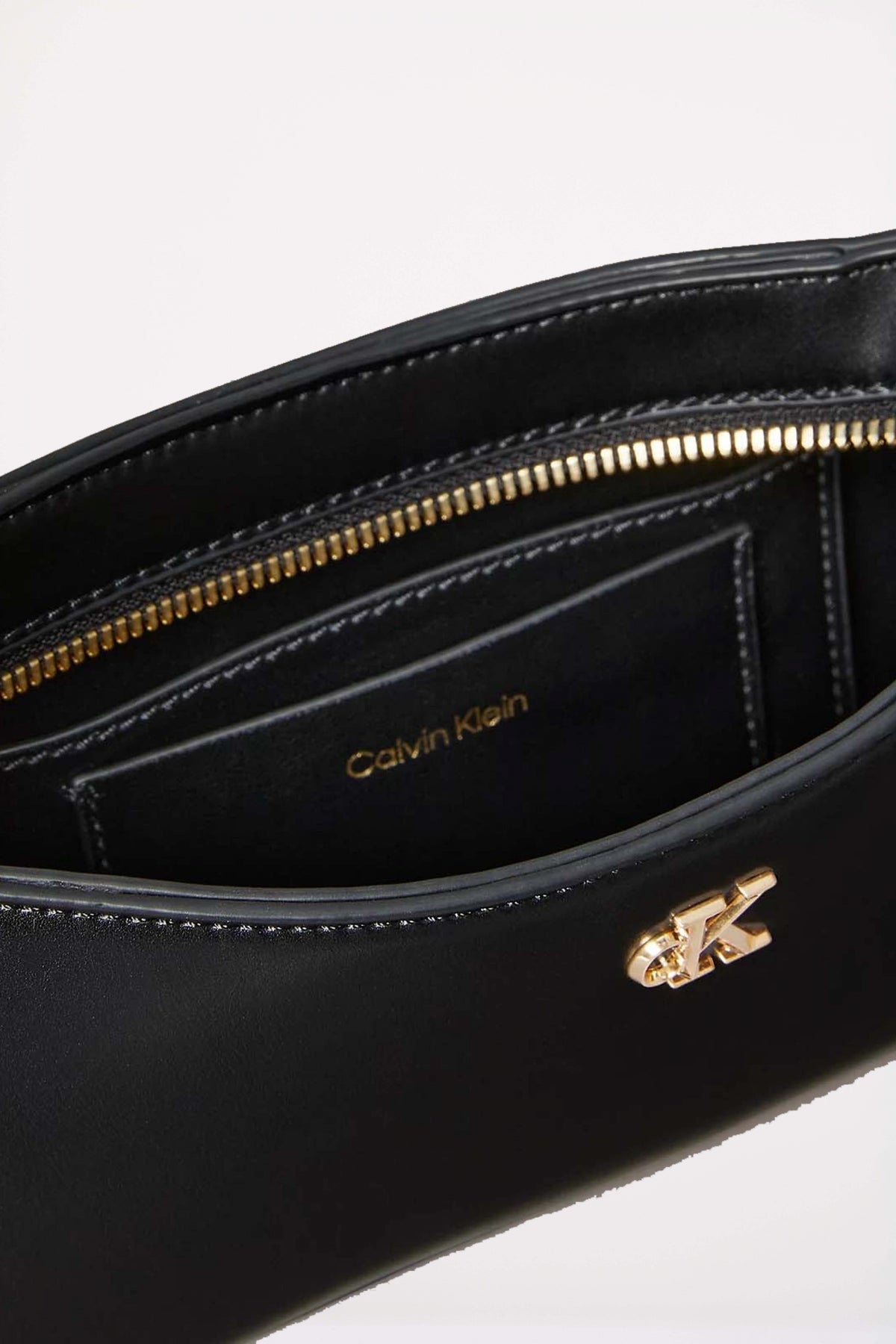 CALVIN KLEIN CK SMALL SHOULDER BAG en color NEGRO  (3)