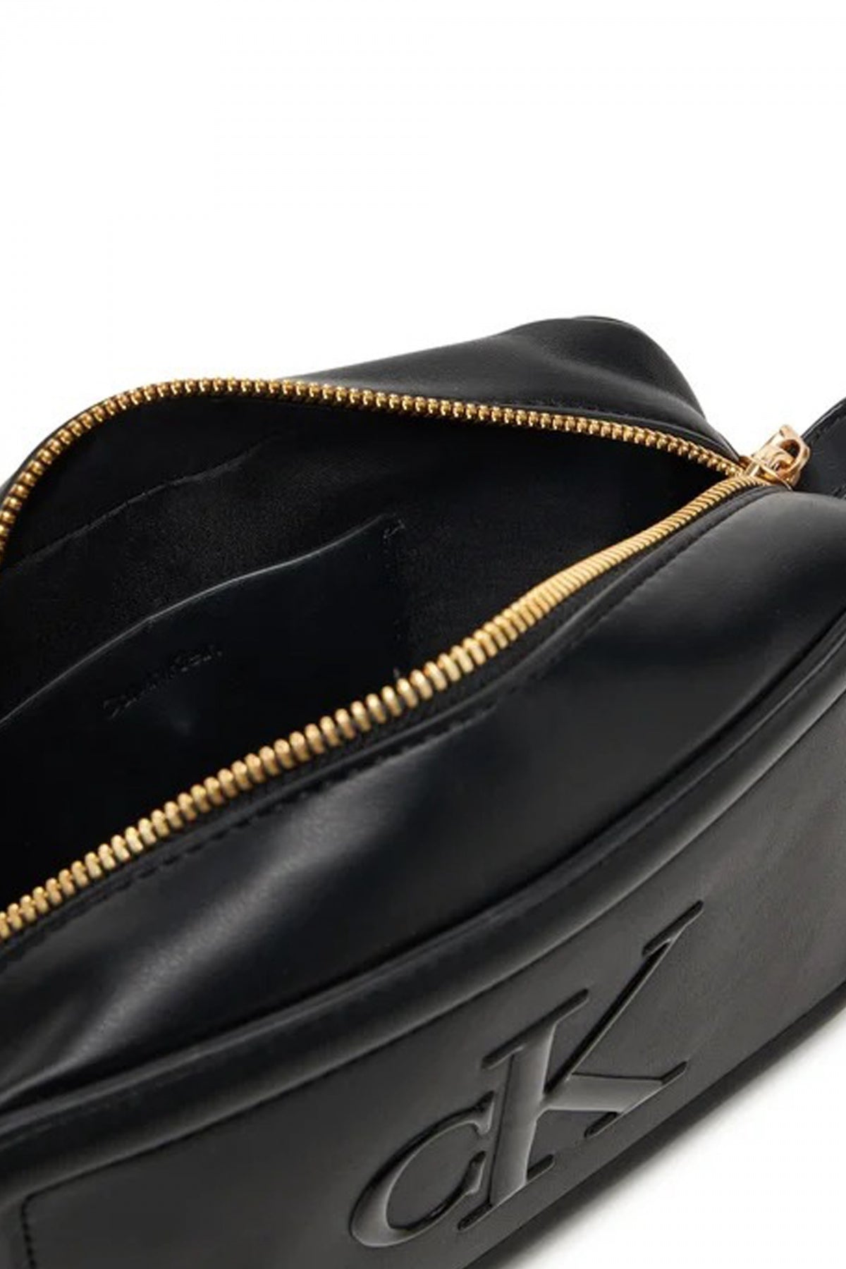 CALVIN KLEIN RAISED CK CAMERA BAG en color NEGRO  (3)