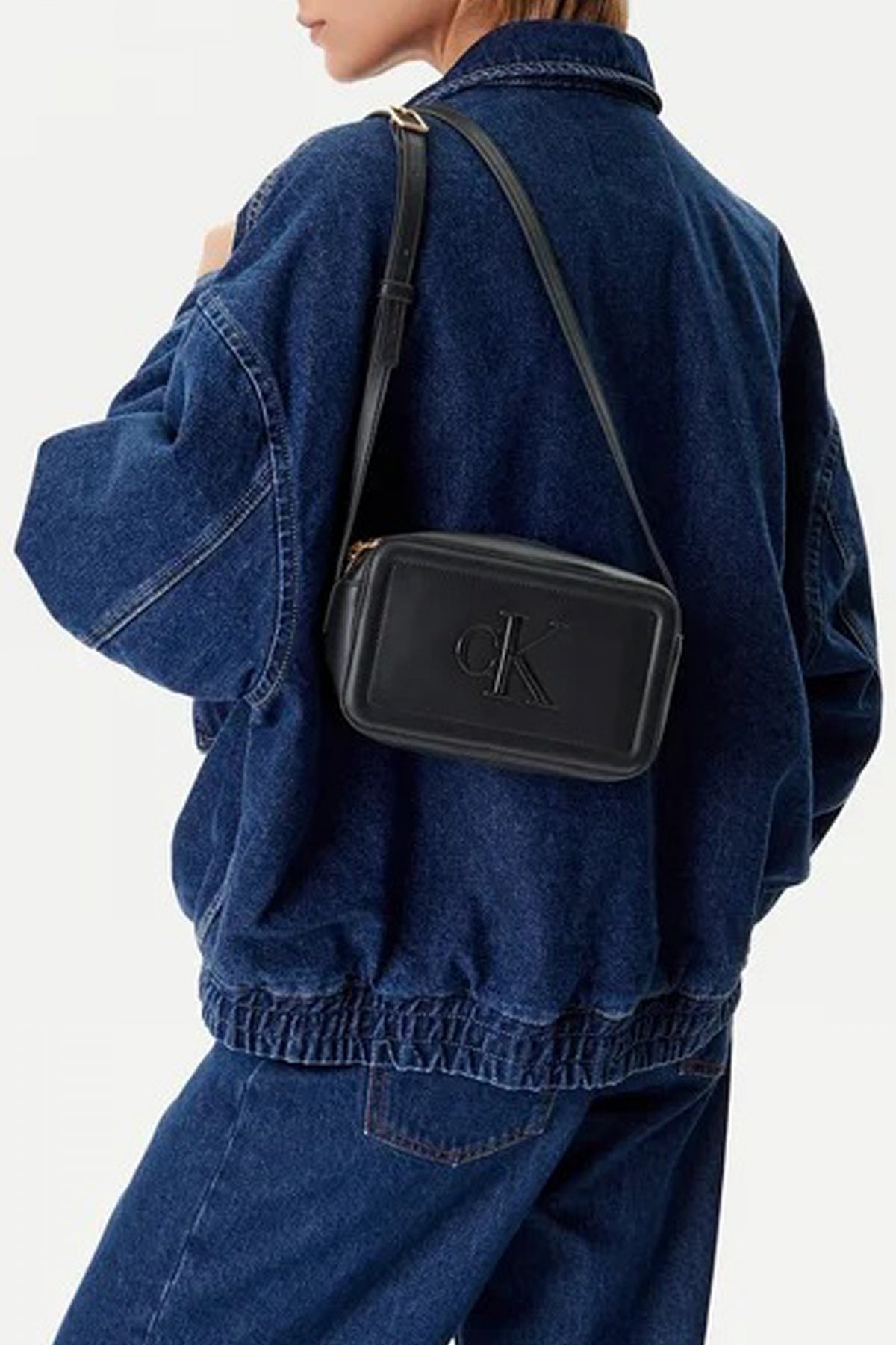 CALVIN KLEIN RAISED CK CAMERA BAG en color NEGRO  (4)