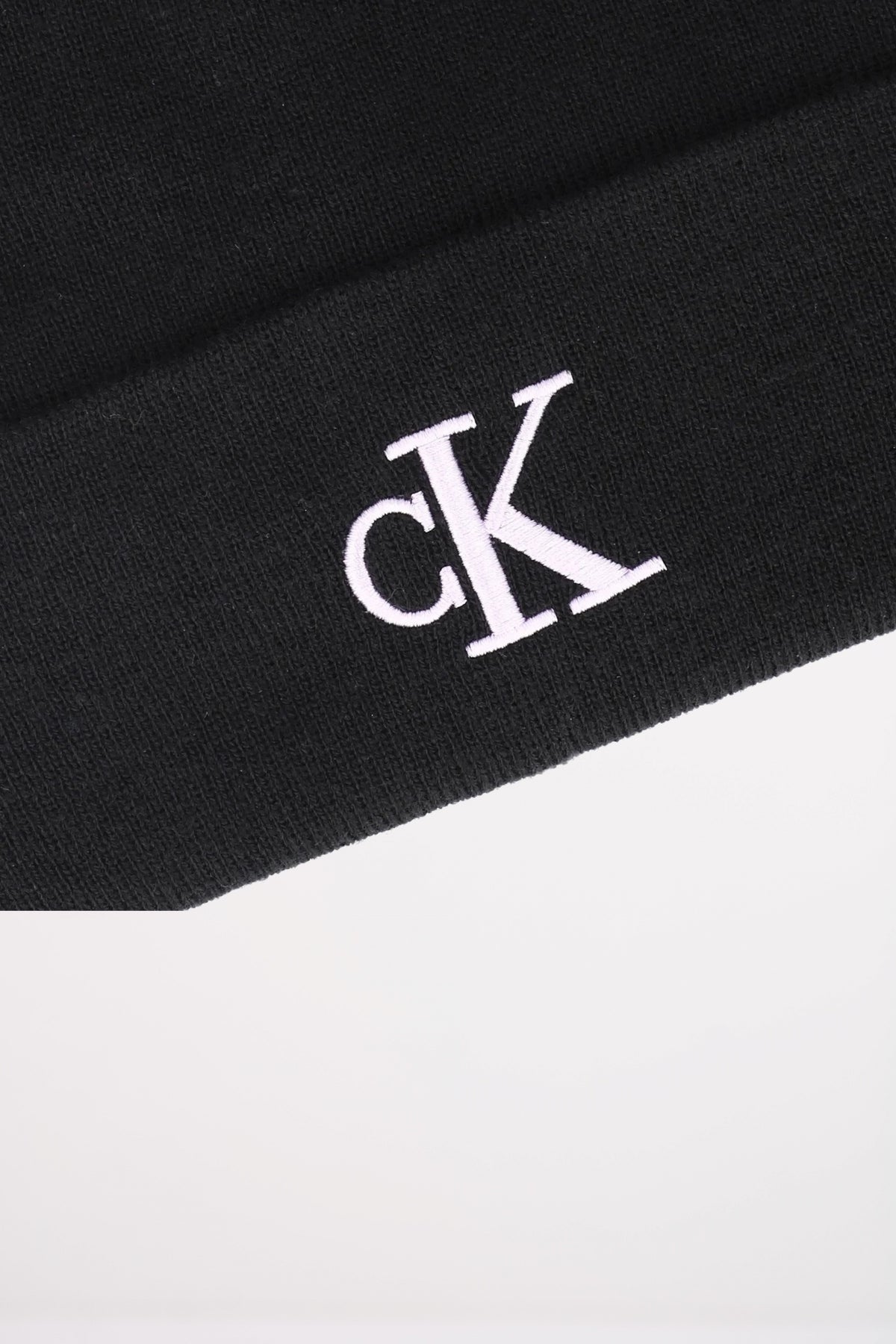 CALVIN KLEIN CK FINE RIB BEANIE en color NEGRO  (3)