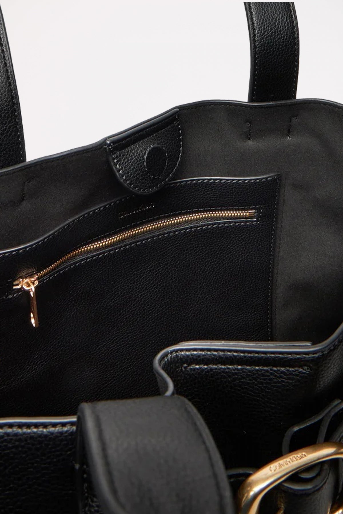 CALVIN KLEIN BUCKLE MEDIUM TOTE en color NEGRO  (3)