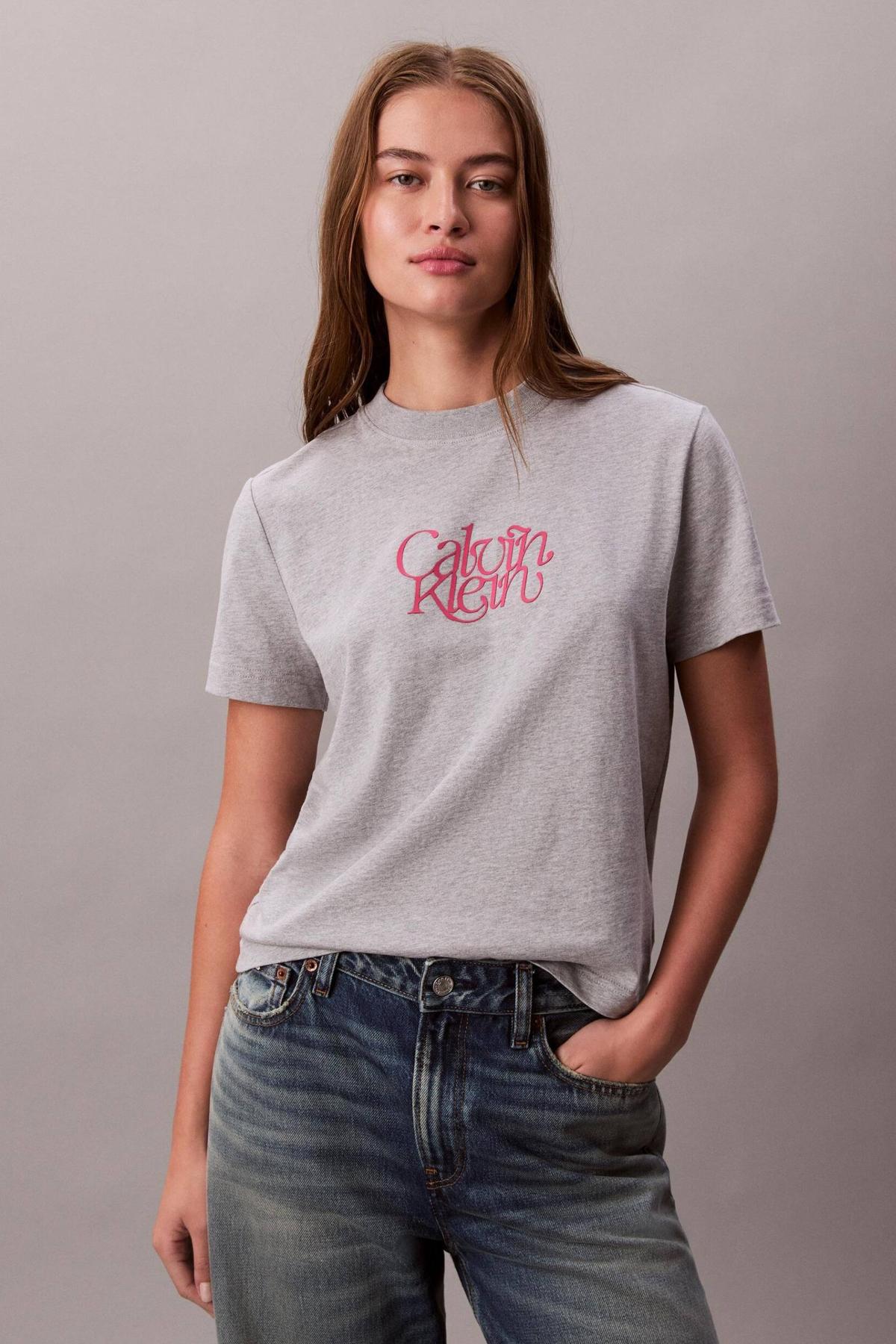CALVIN KLEIN SS FITTED SCRIPT CALVIN en color GRIS  (1)