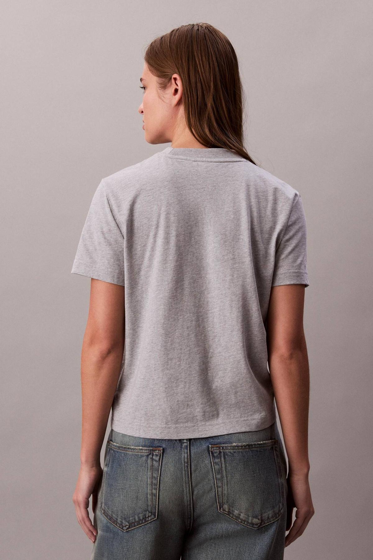 CALVIN KLEIN SS FITTED SCRIPT CALVIN en color GRIS  (2)