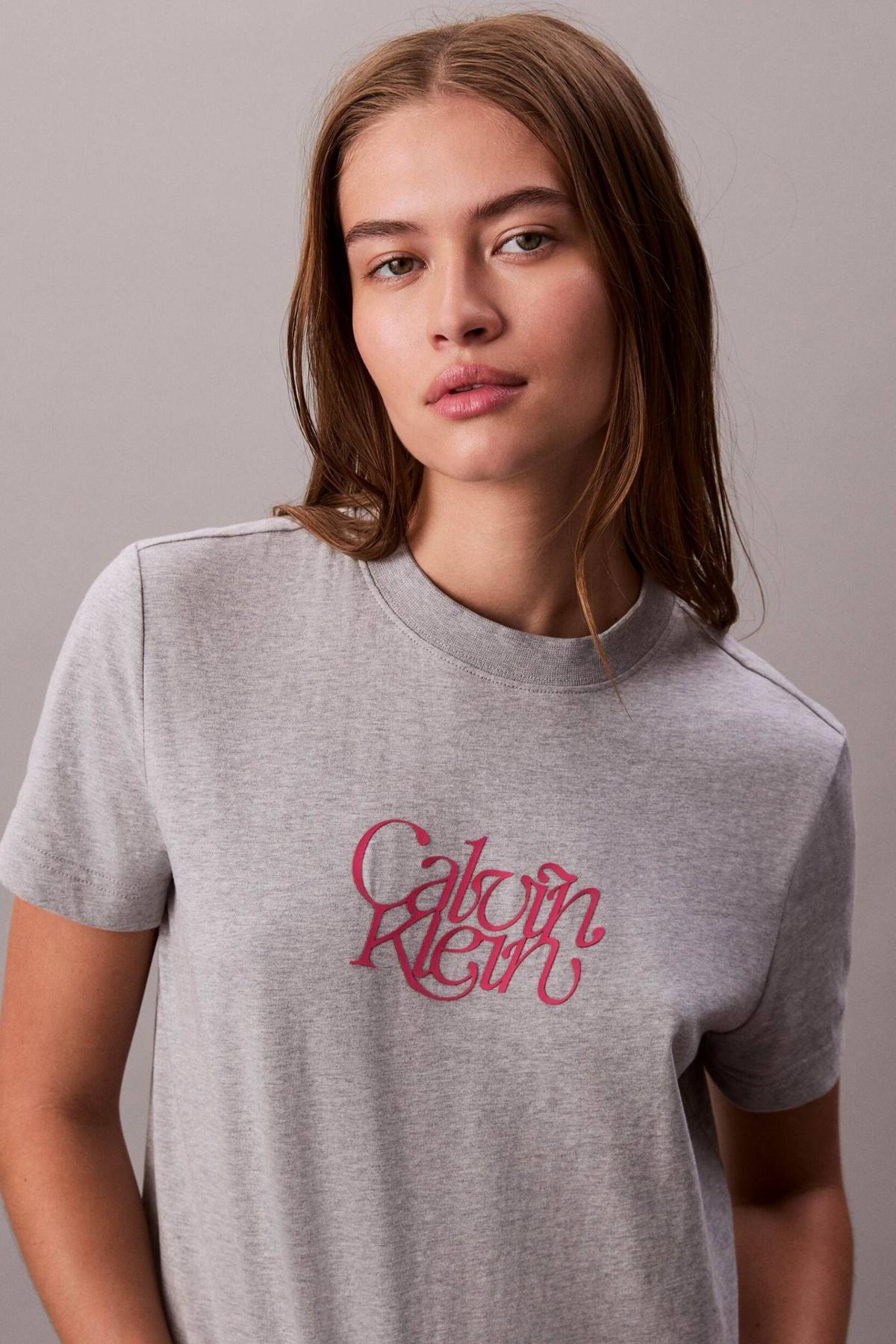CALVIN KLEIN SS FITTED SCRIPT CALVIN en color GRIS  (3)