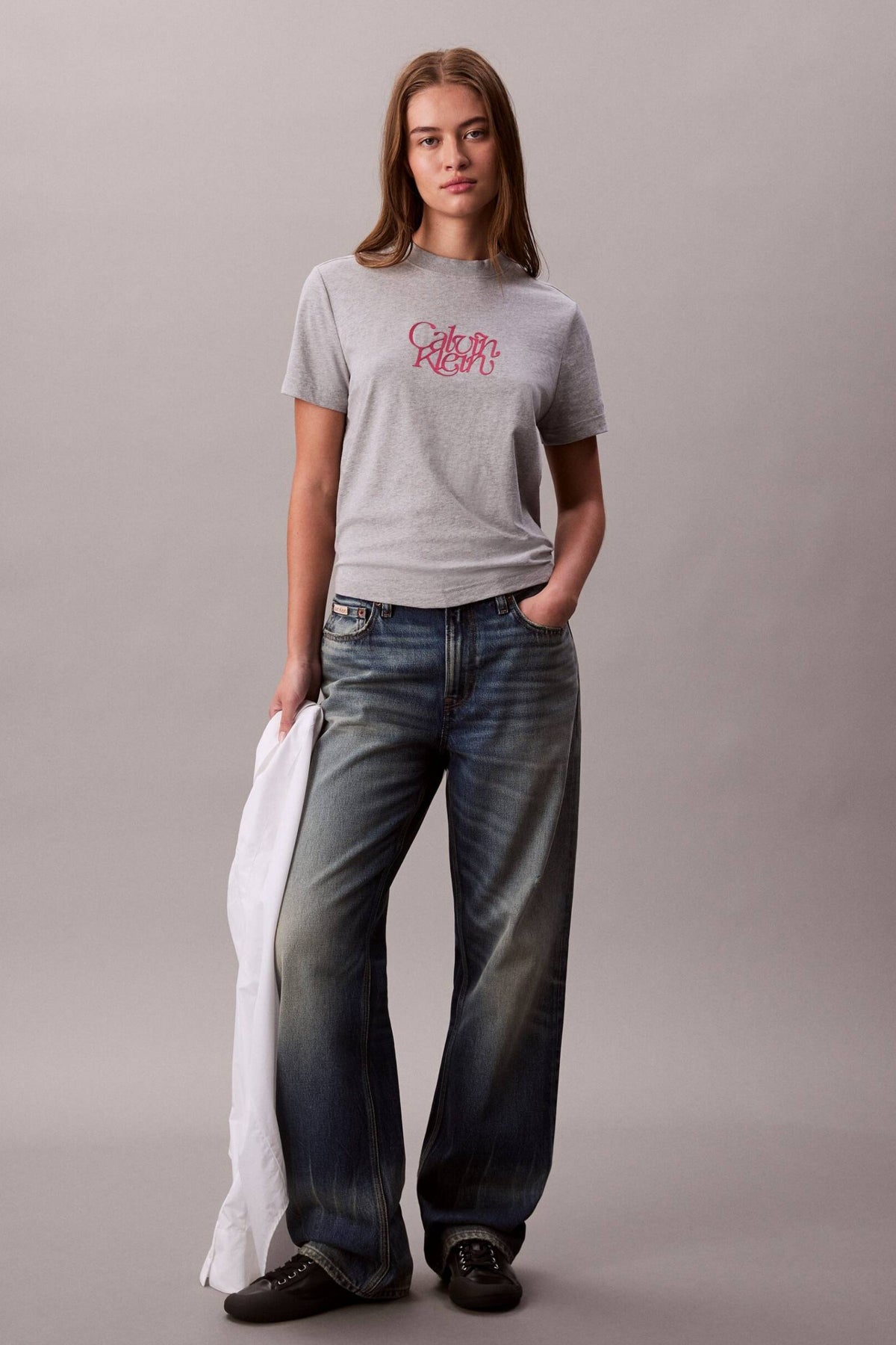 CALVIN KLEIN SS FITTED SCRIPT CALVIN en color GRIS  (4)