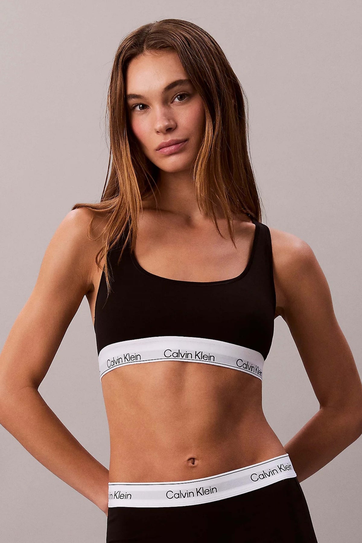 CALVIN KLEIN UNLINED BRALETTE en color NEGRO  (1)