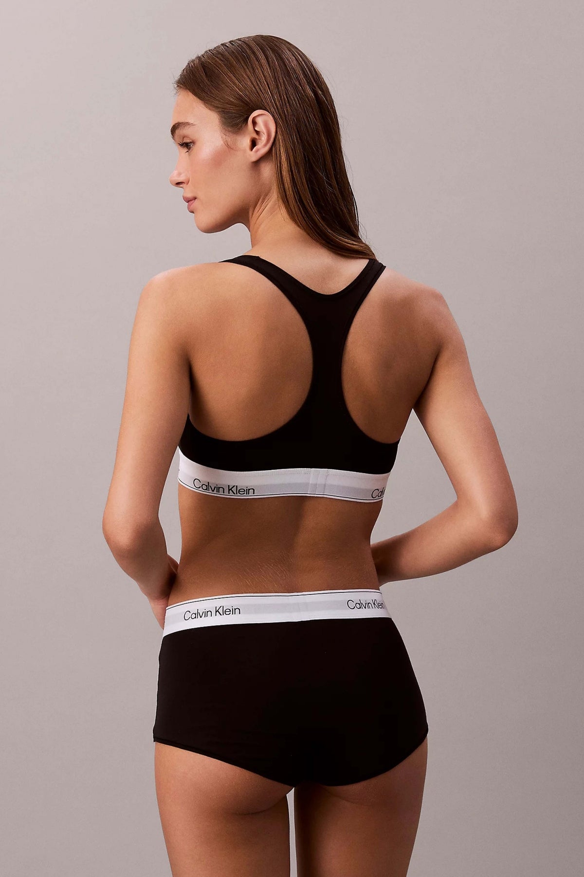 CALVIN KLEIN UNLINED BRALETTE en color NEGRO  (2)