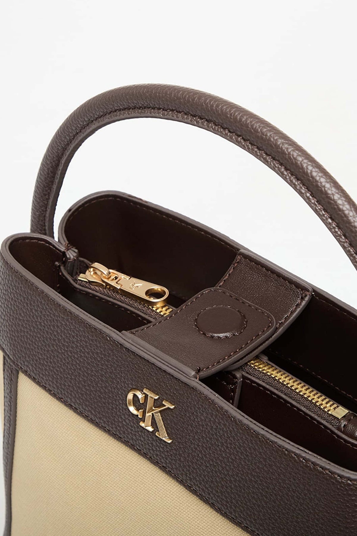 CALVIN KLEIN BUCKET WITH STRAP en color VERDE  (4)