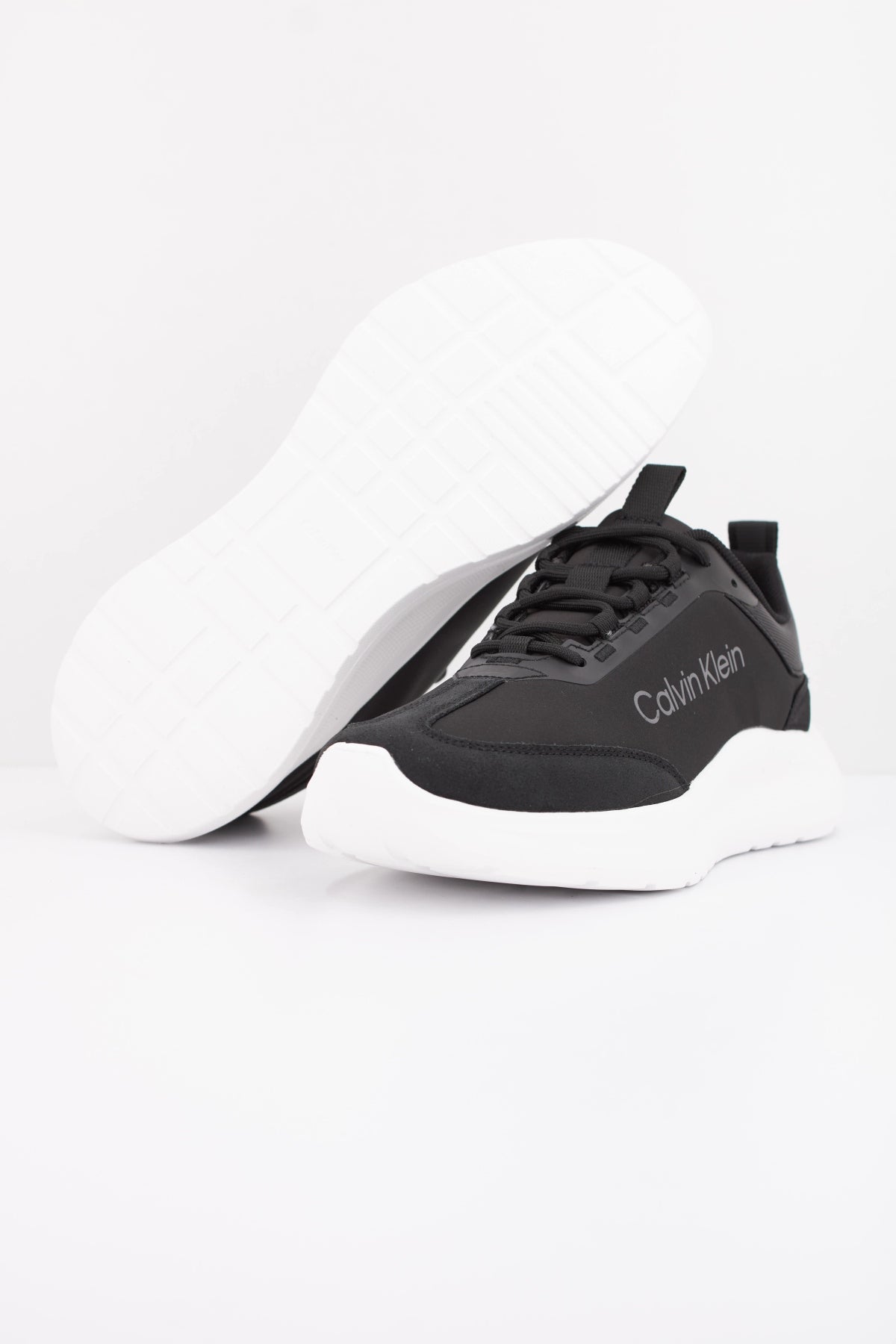 CALVIN KLEIN LIGHT EVA RUNNER NYL-SUE en color NEGRO  (5)