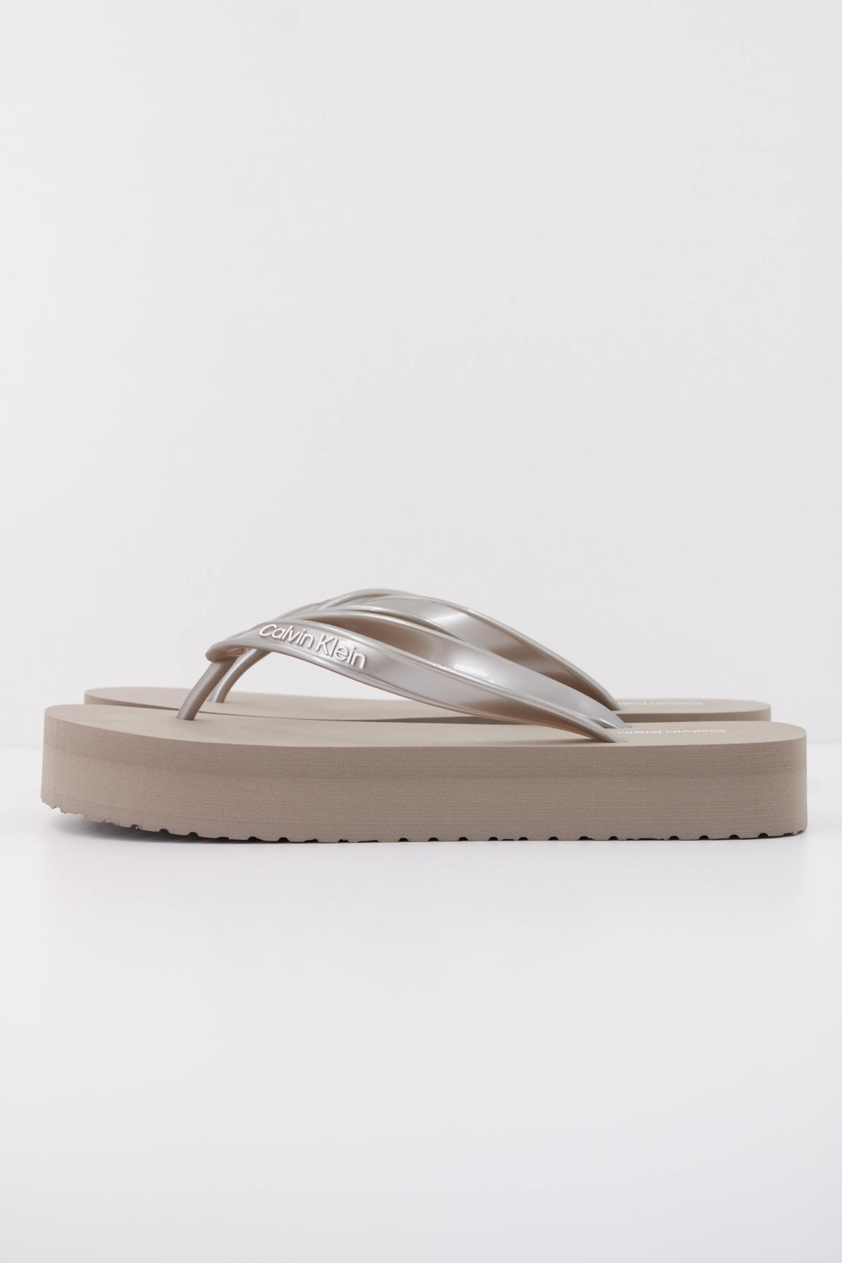 CALVIN KLEIN FLATFORM FLIP FLOP MET T en color GRIS  (1)