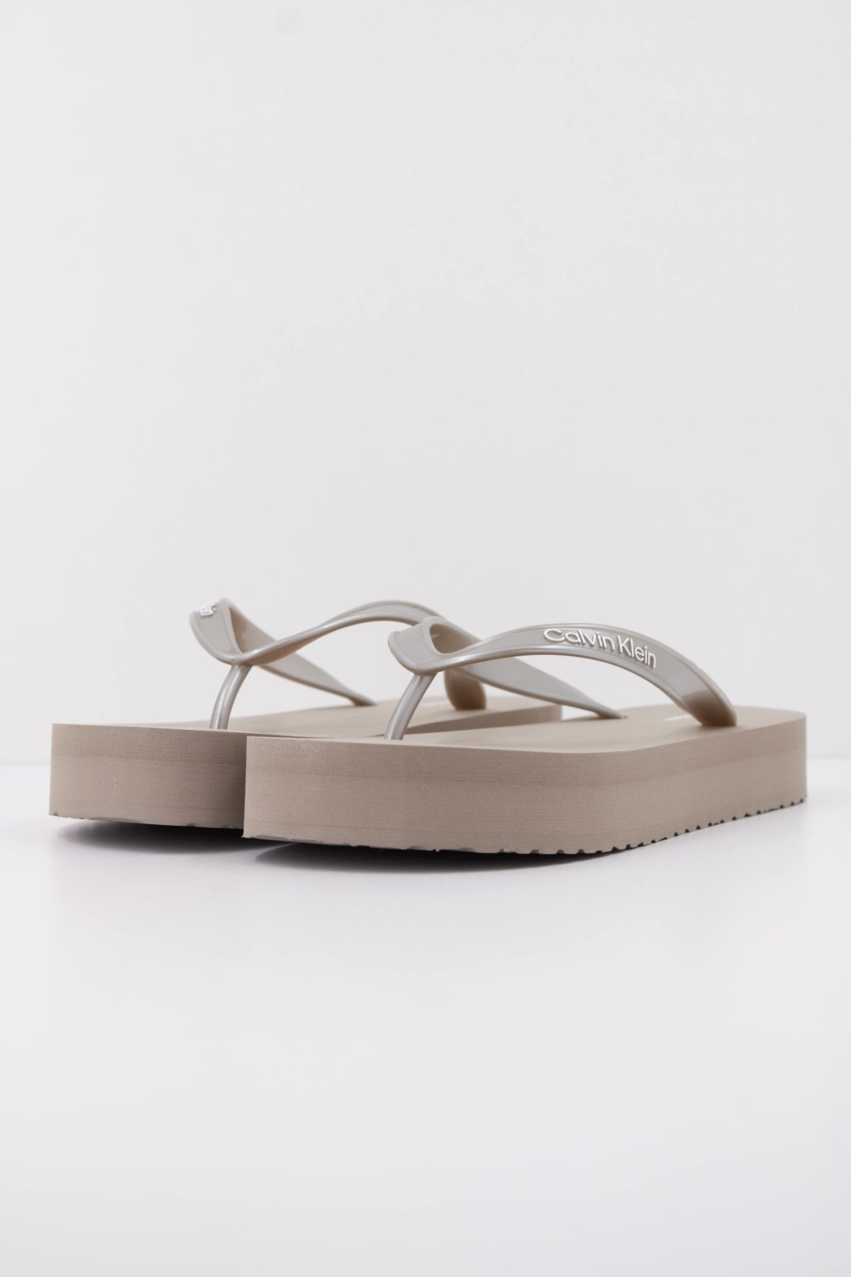 CALVIN KLEIN FLATFORM FLIP FLOP MET T en color GRIS  (2)