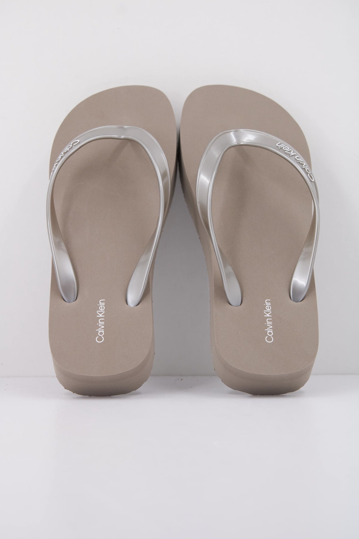 CALVIN KLEIN FLATFORM FLIP FLOP MET T en color GRIS  (3)