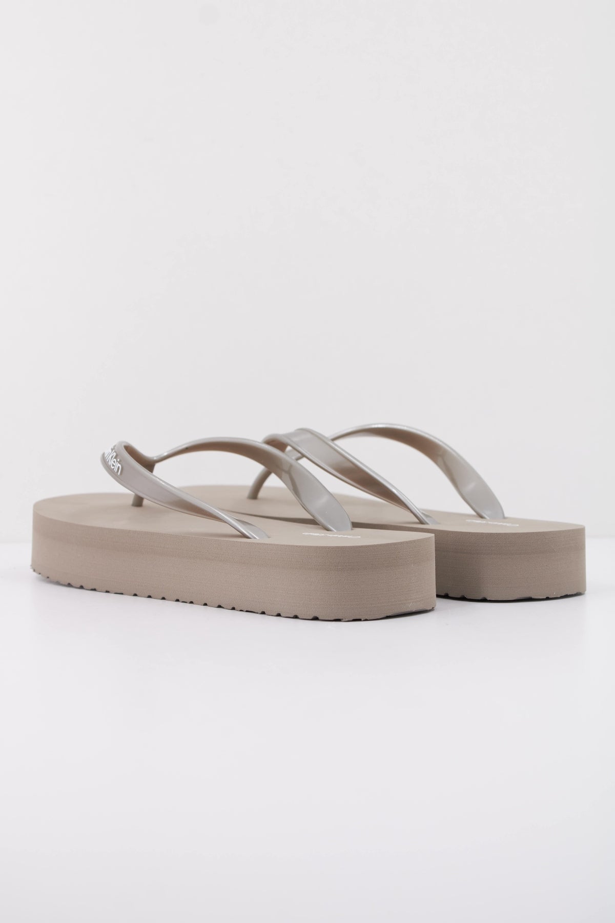 CALVIN KLEIN FLATFORM FLIP FLOP MET T en color GRIS  (4)