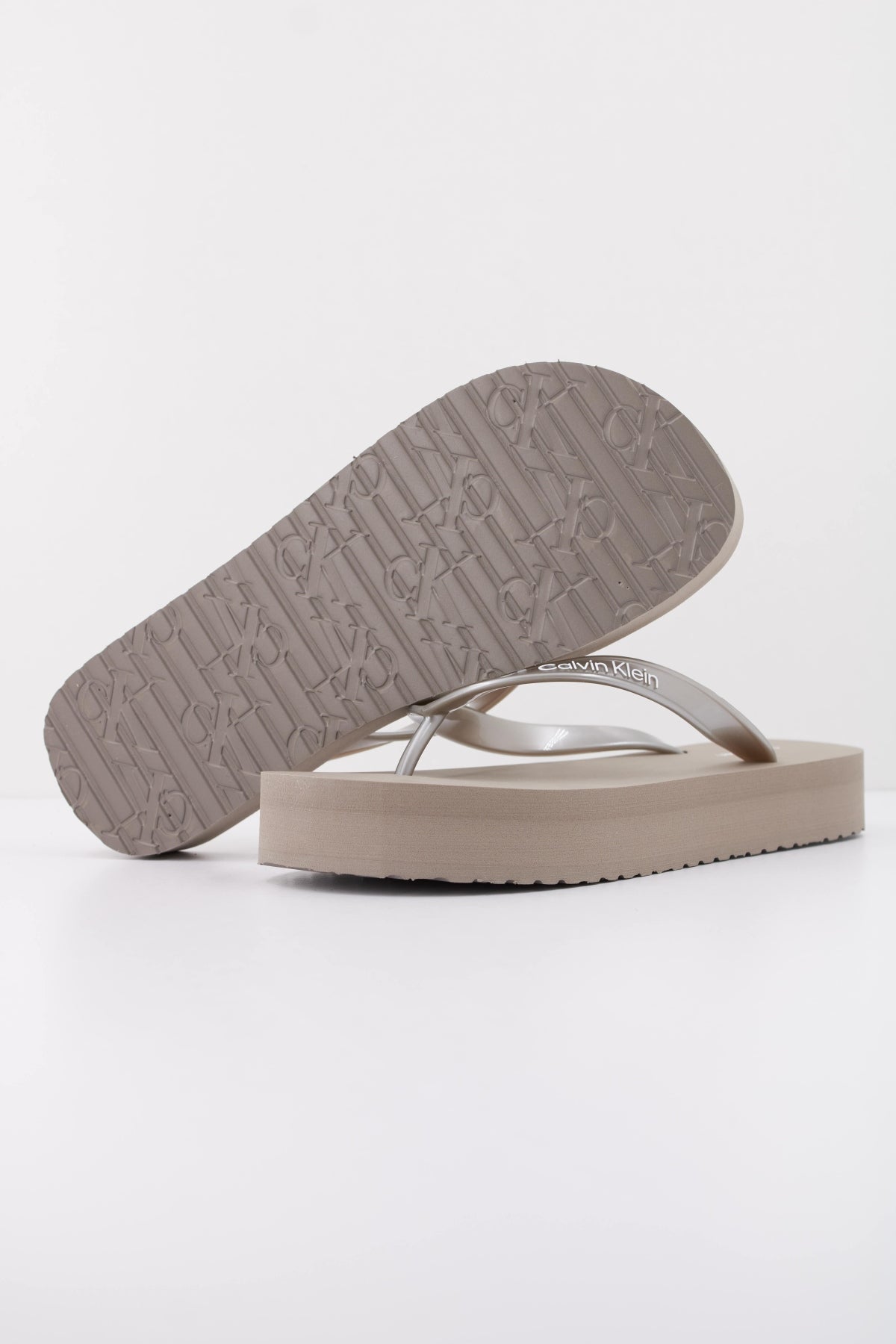 CALVIN KLEIN FLATFORM FLIP FLOP MET T en color GRIS  (5)