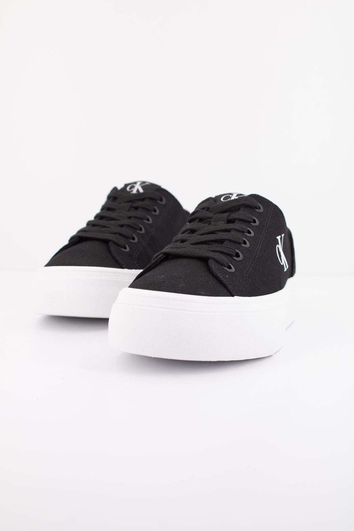 CALVIN KLEIN VULC FLATFORM LOW en color NEGRO  (2)