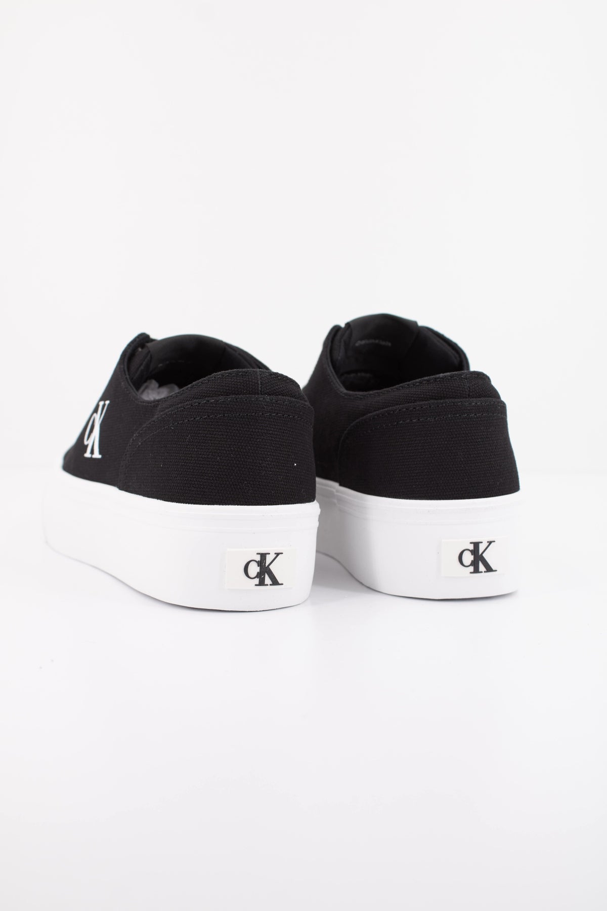 CALVIN KLEIN VULC FLATFORM LOW en color NEGRO  (4)